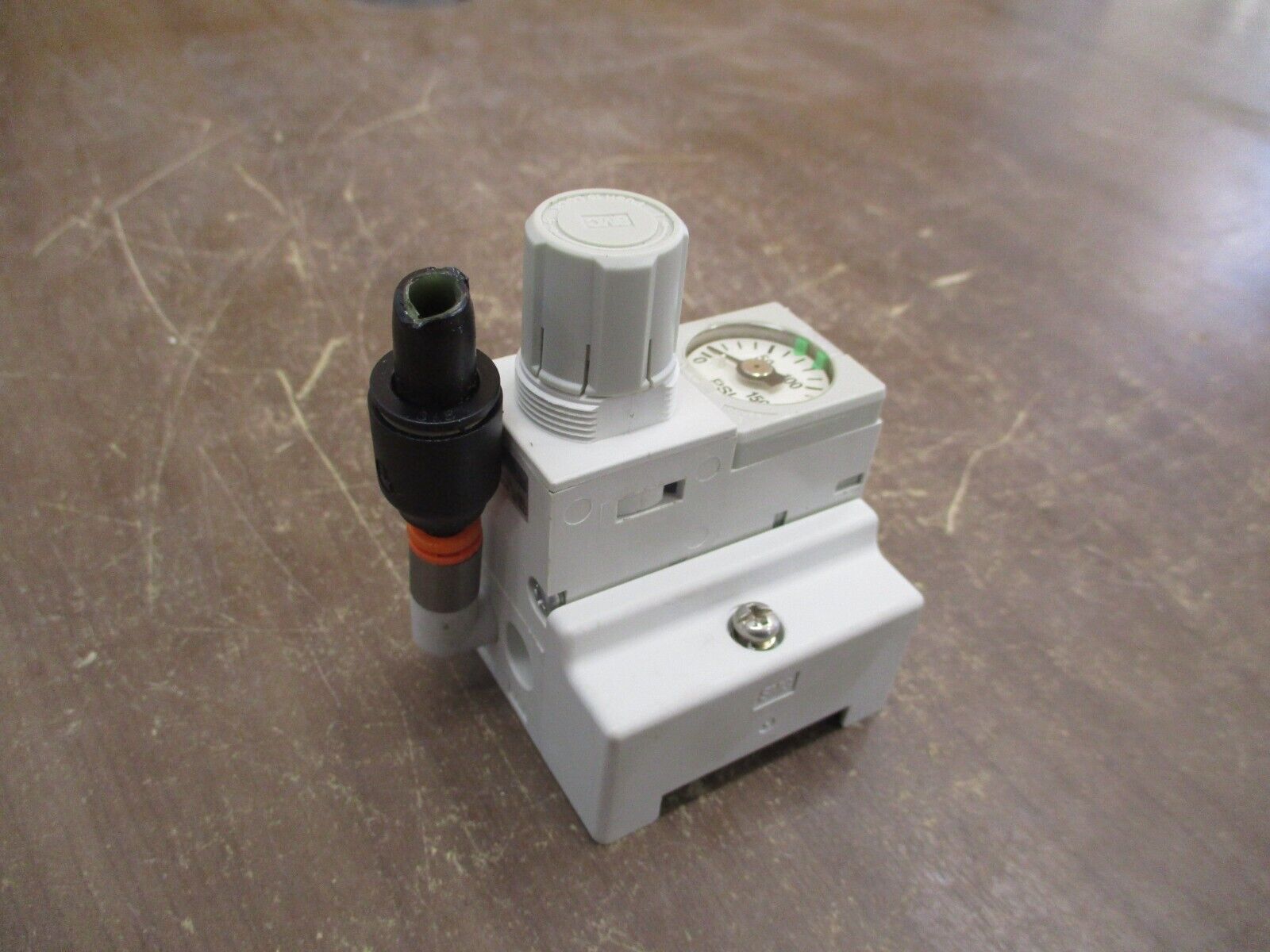 SMC Regulator ARM11AB1-R67-AZ Range: 0-150 PSI Used