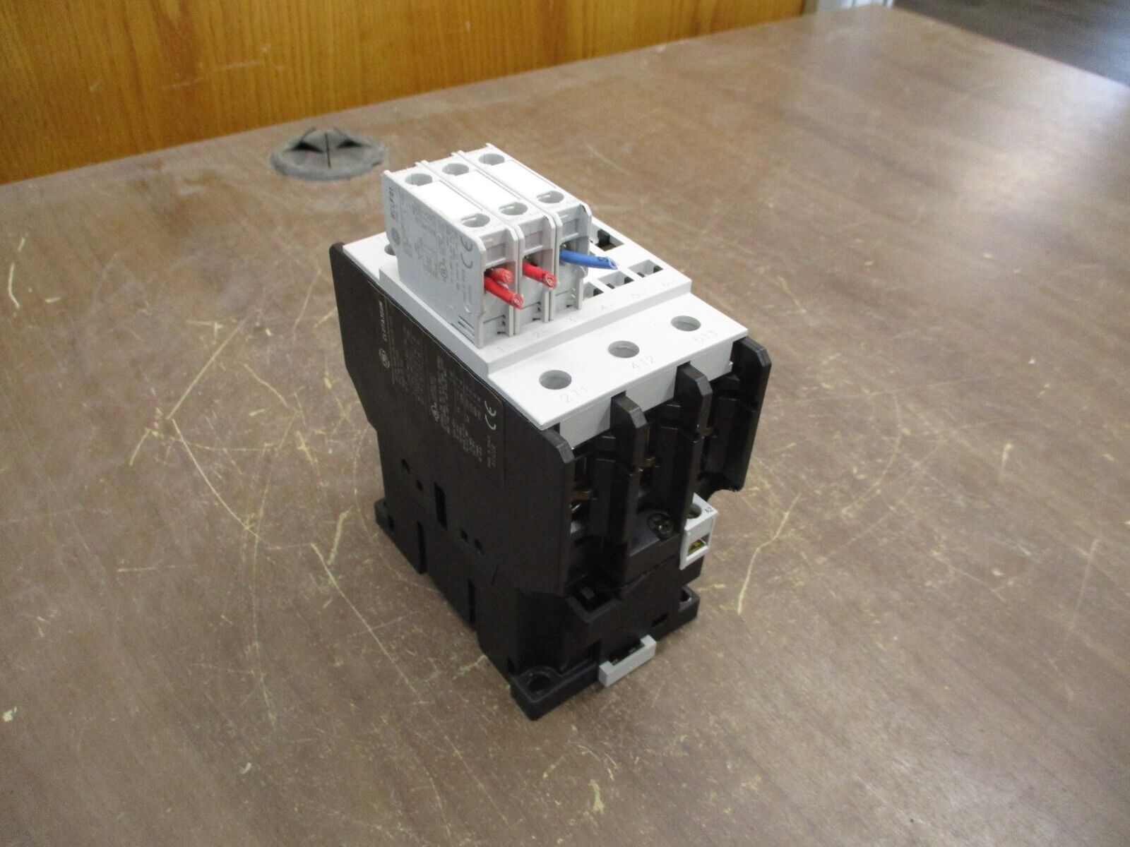 GE Contactor CL07A300M 120V Coil 100A 600V w/ (3) Aux Contact *Broken Casing*