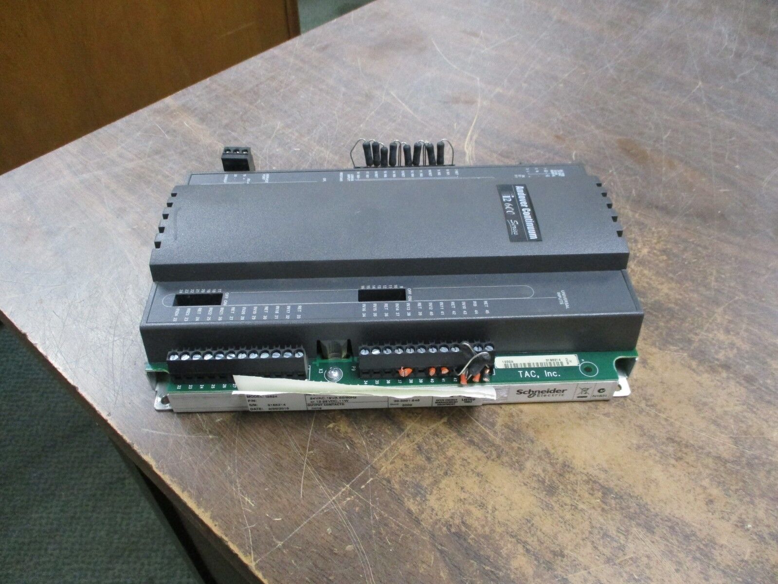 Schneider Electric Andover Continuum i2 600 Series Controller I2624 Used