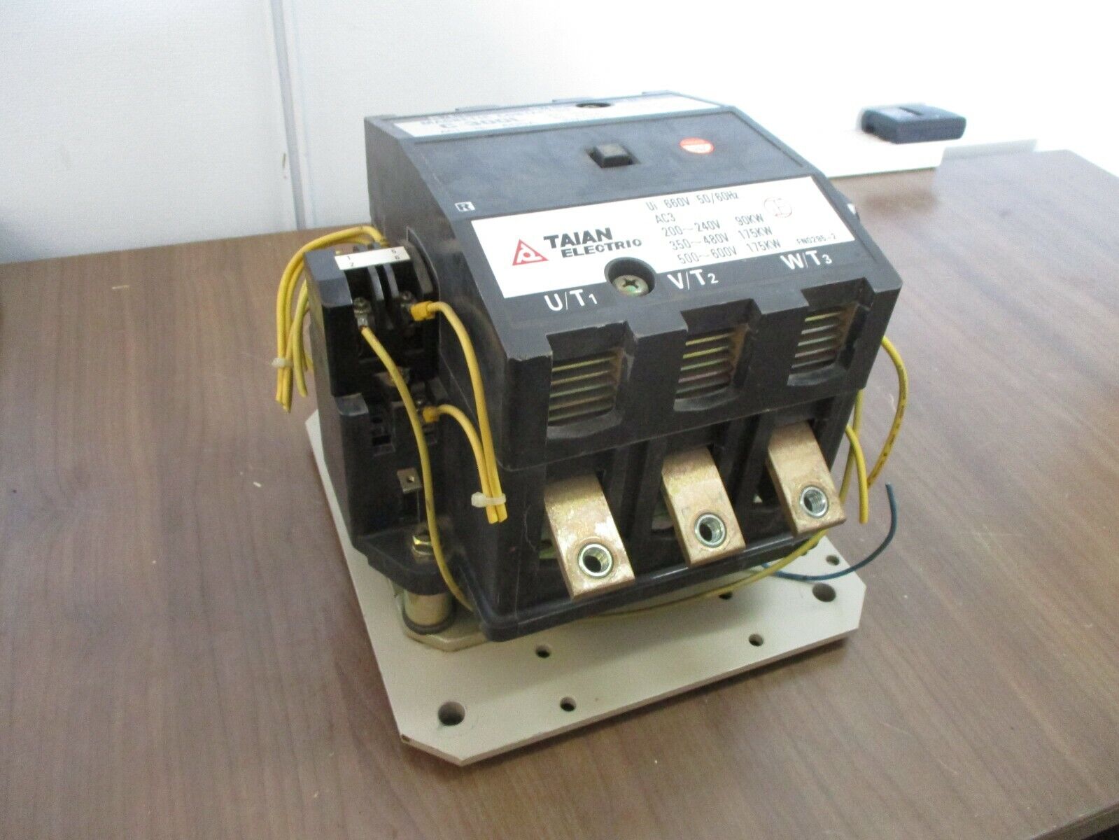 Taian Contactor C-300L 400A 600V 50/60Hz Used