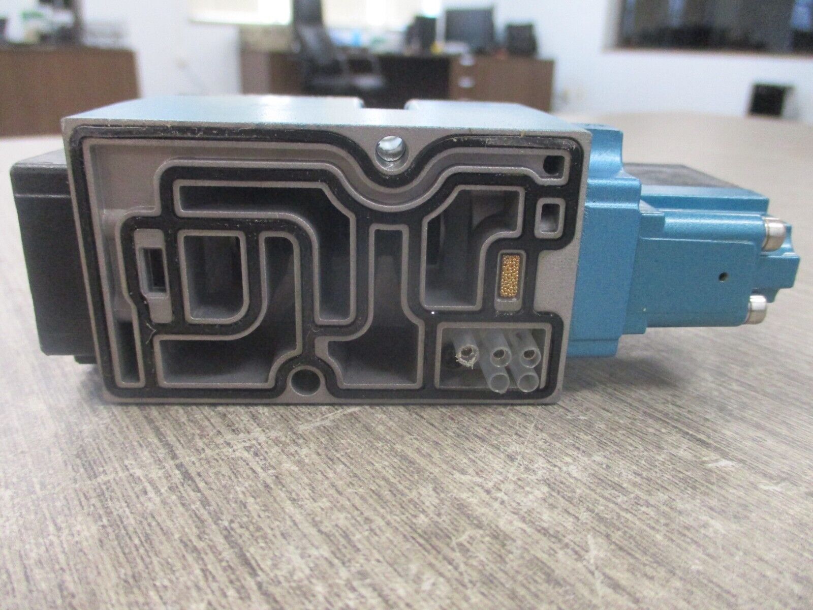MAC Solenoid Valve 82A-AC-000-TM-DAAP-1DA *No Box* New Surplus