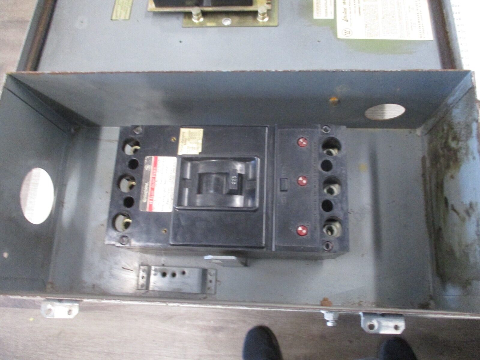 Westinghouse Enclosed Circuit Breaker JA3225VW 225A 600V 3P CKA Enclosure Used