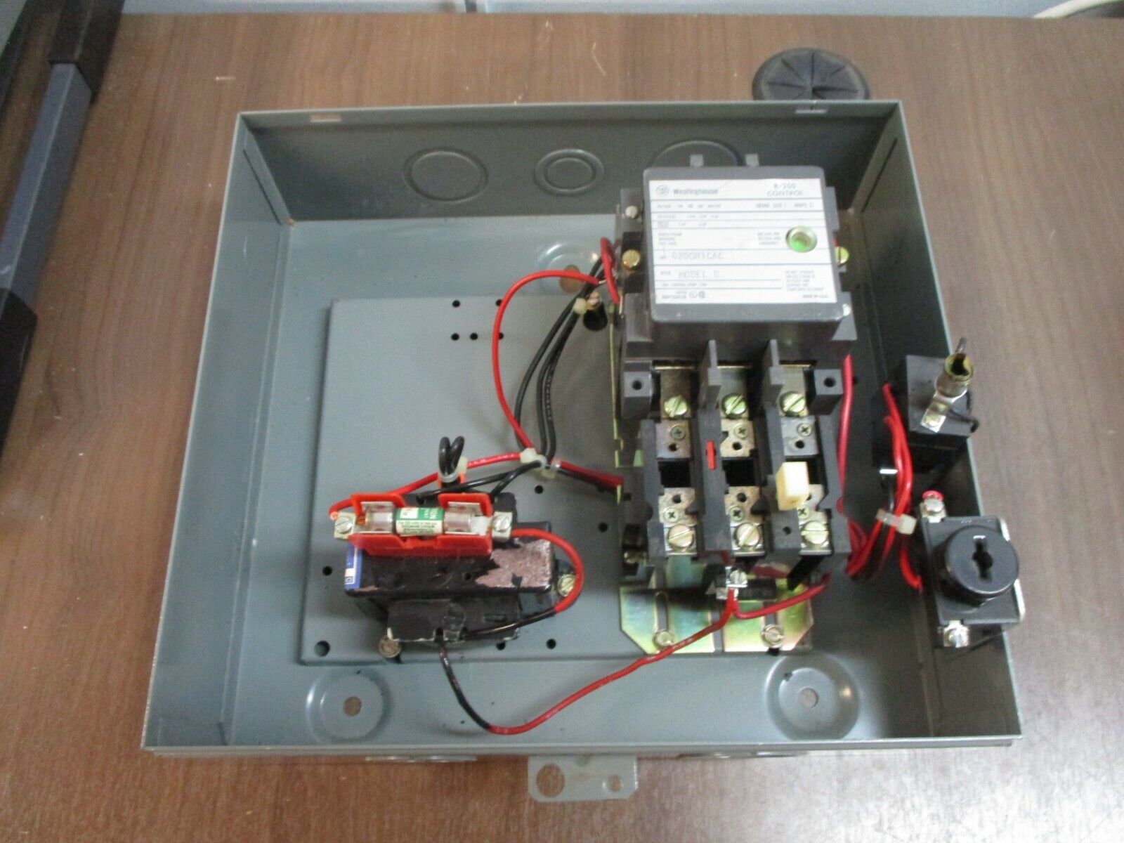 Westinghouse Enclosed Size 1 Starter B200J1CA-ALT 120V Coil Nema 12 Enclosure