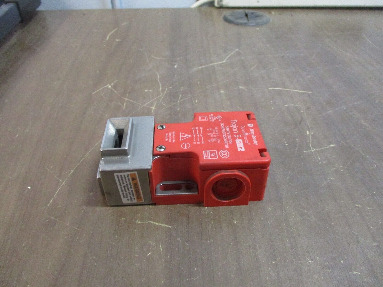 Allen-Bradley GuardMaster Safety Switch Trojan 5-GD2 120/240V 6A/3A Used