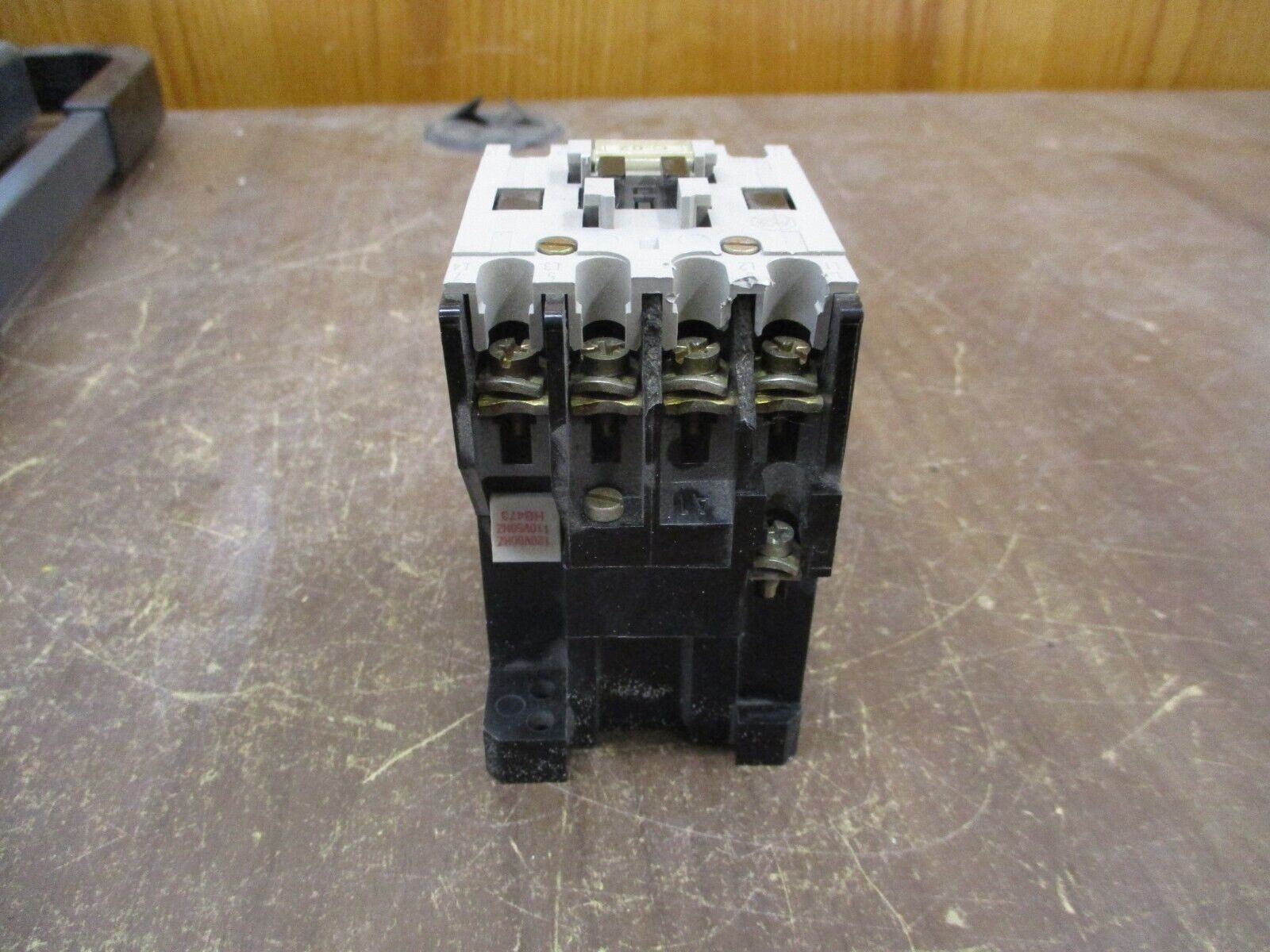 Allen-Bradley Contactor 100L-A20N*4 600V 30A 120V Coil 4P *Broken Insulator*