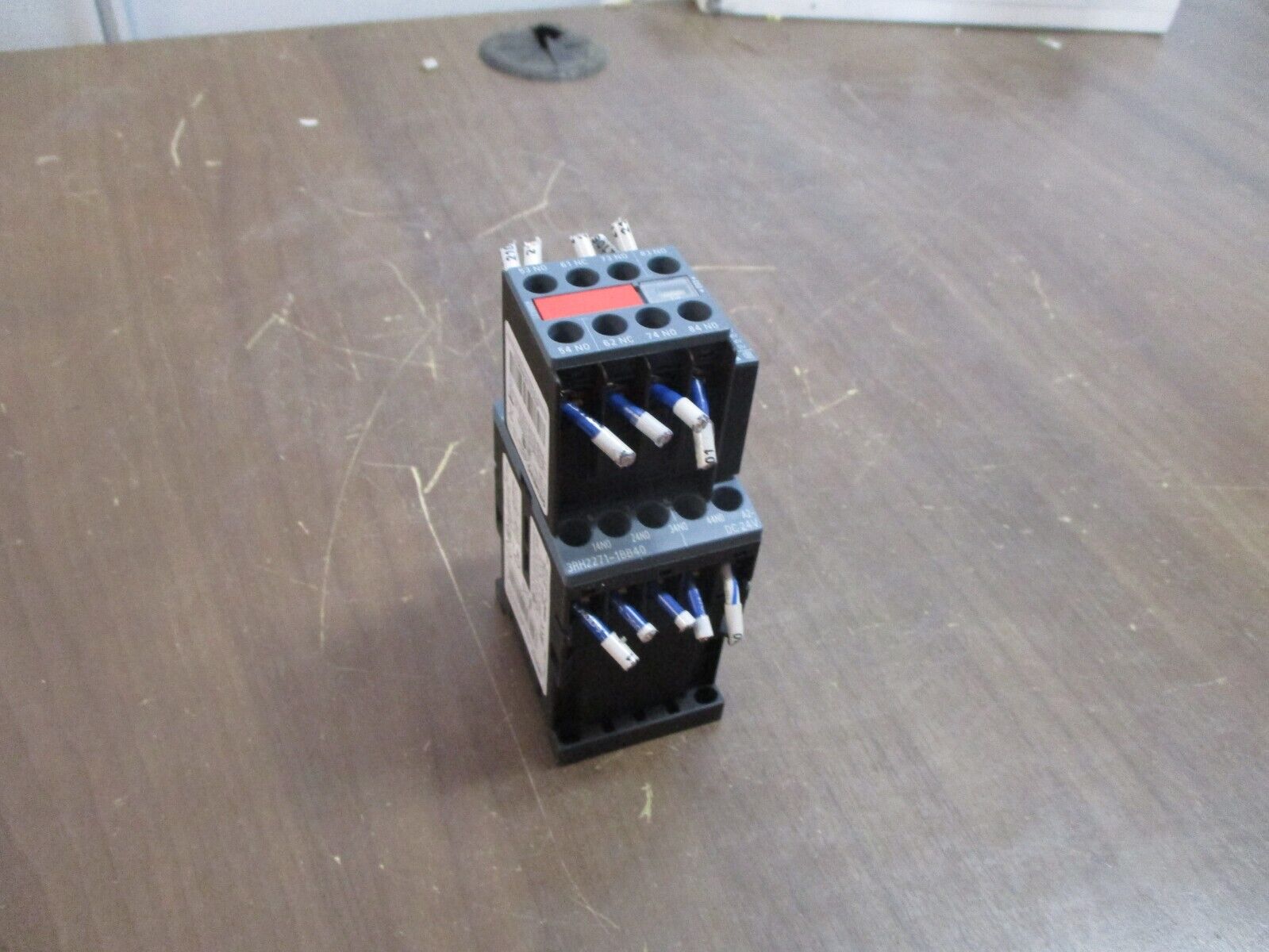 Siemens Sirius Contactor 3RH2271-1BB40 24VDC Coil w/ Aux Contact Block Used