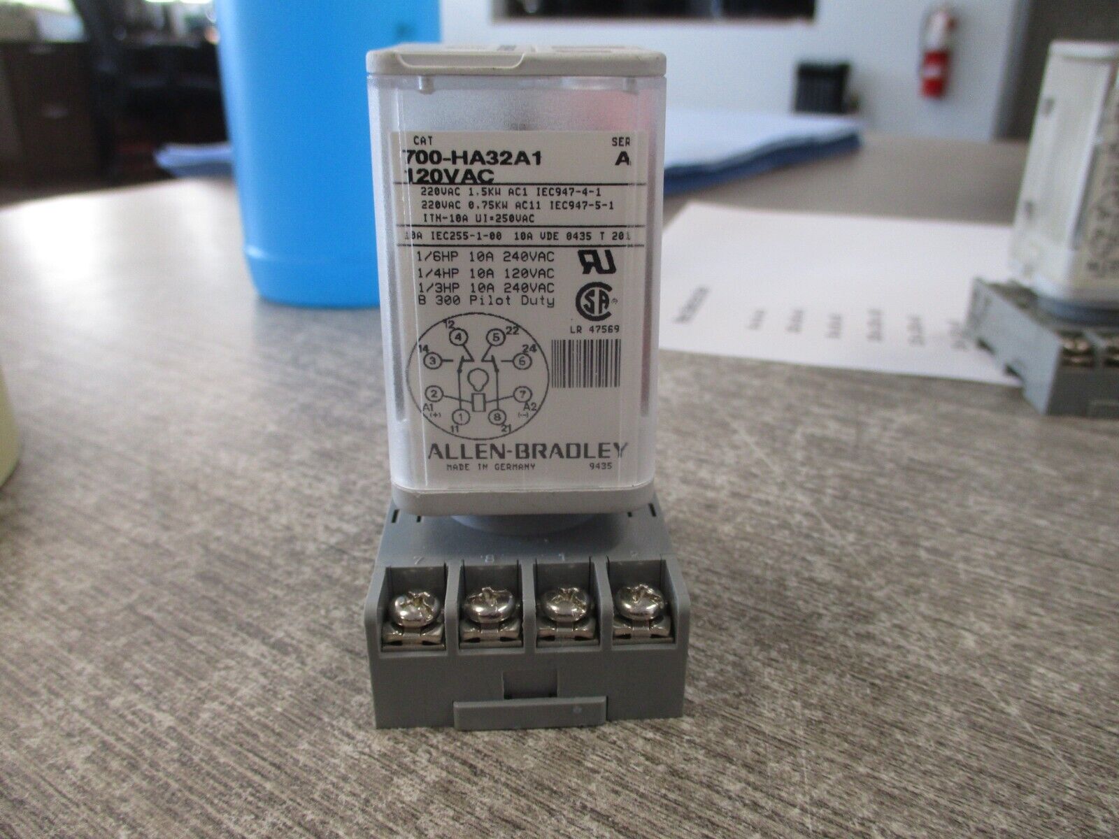 Allen-Bradley Relay w/Base 700-HA32A1 Ser. A 120V Coil Used