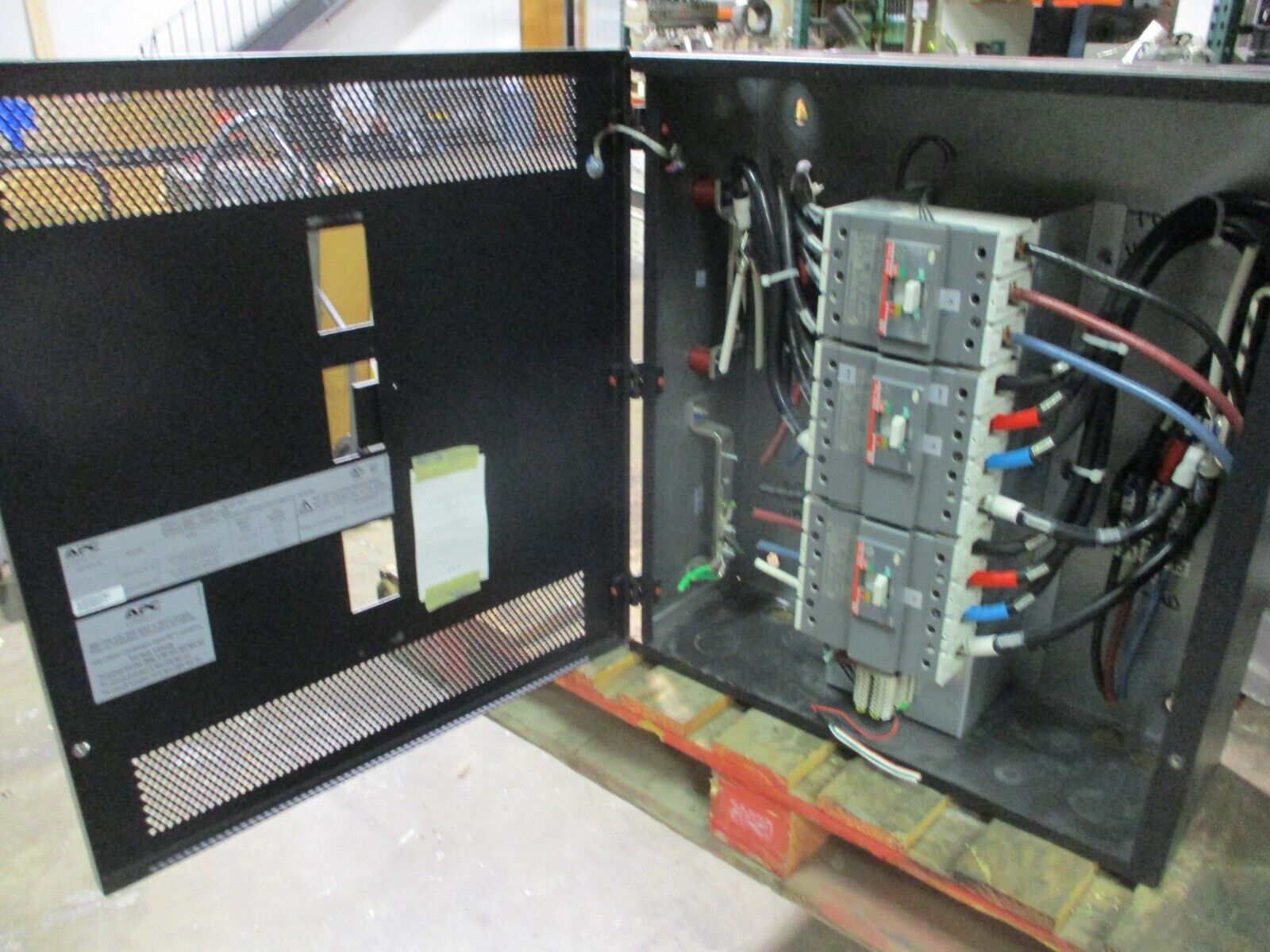 APC Maintenance Bypass Panel SBPSU20K30F-WP 30kVA/24kW 208Y/120V 60Hz 4W+G Used