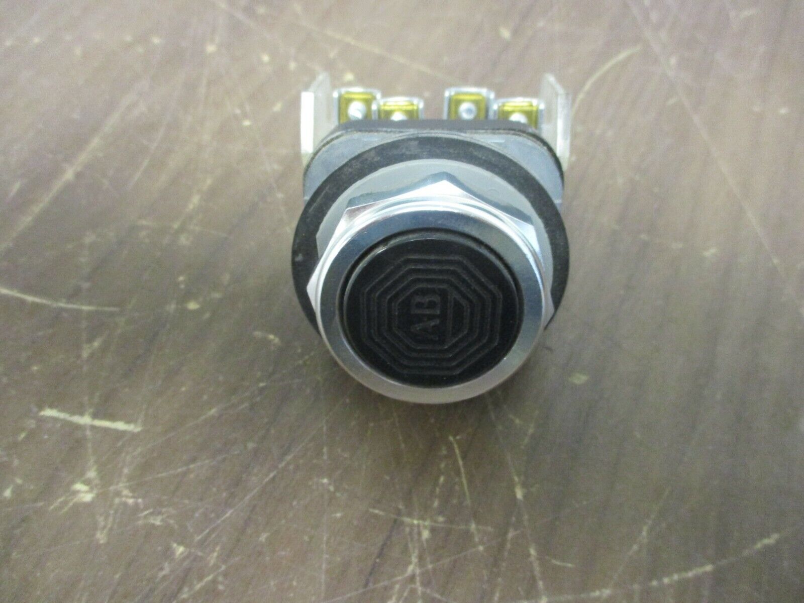 Allen-Bradley Flush Head Push Button 800T-A… Ser. T Type 4, 13 Black Used