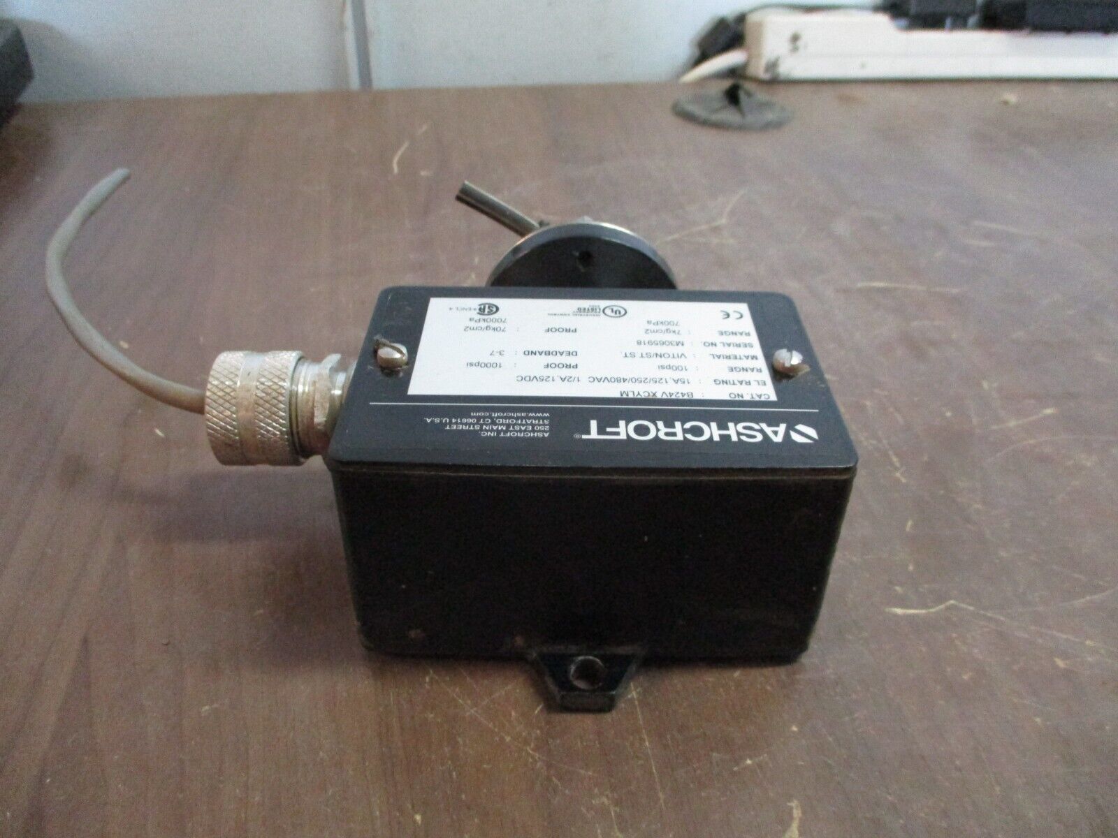Ashcroft Pressure Switch B424V XCYLM Range: 100psi 15A 125/250/480VAC Used
