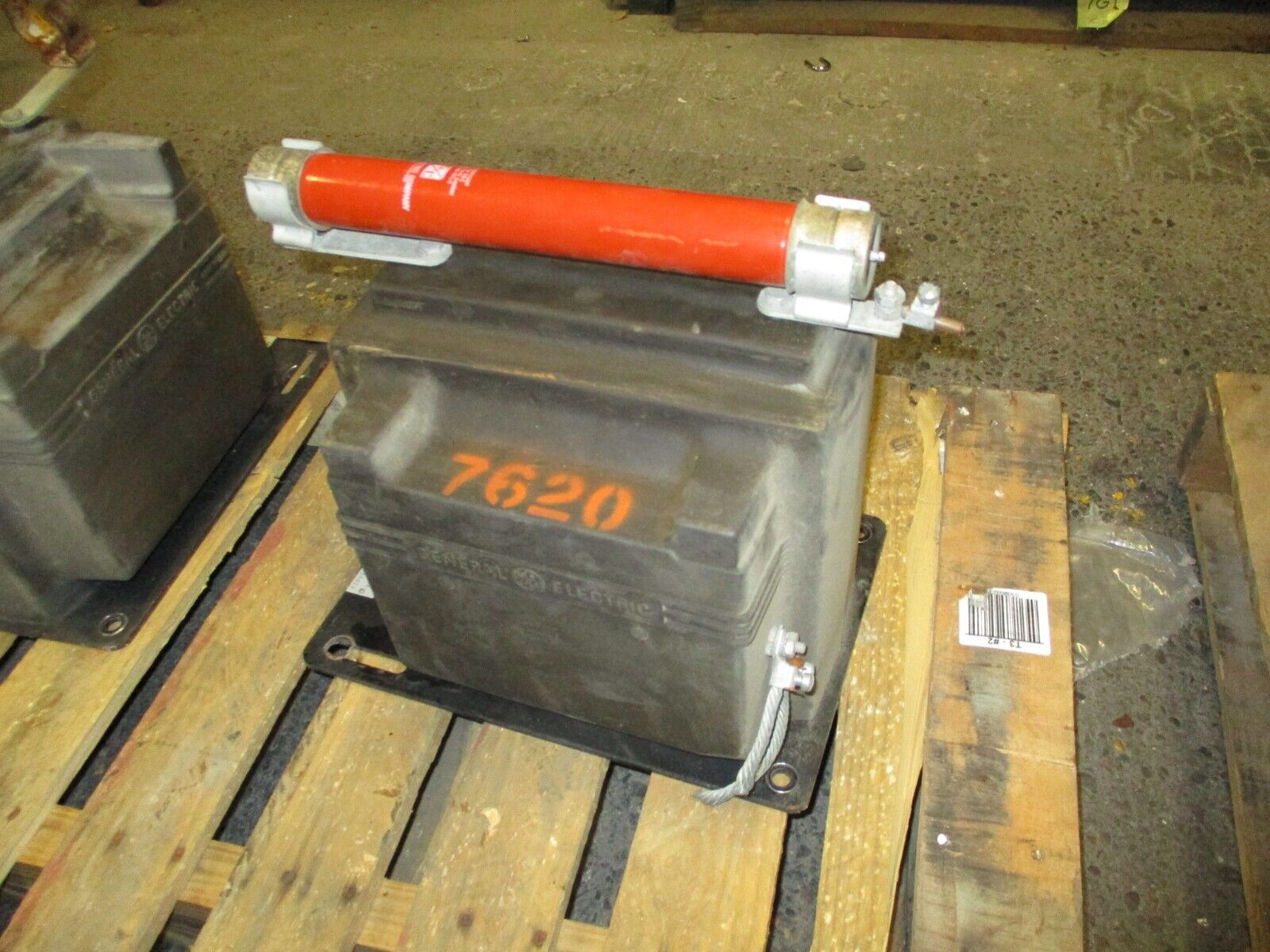 GE Type JVM-5 Voltage Transformer 845X95 1500VA Pri: 7620V Ratio 63.5:1 60Hz