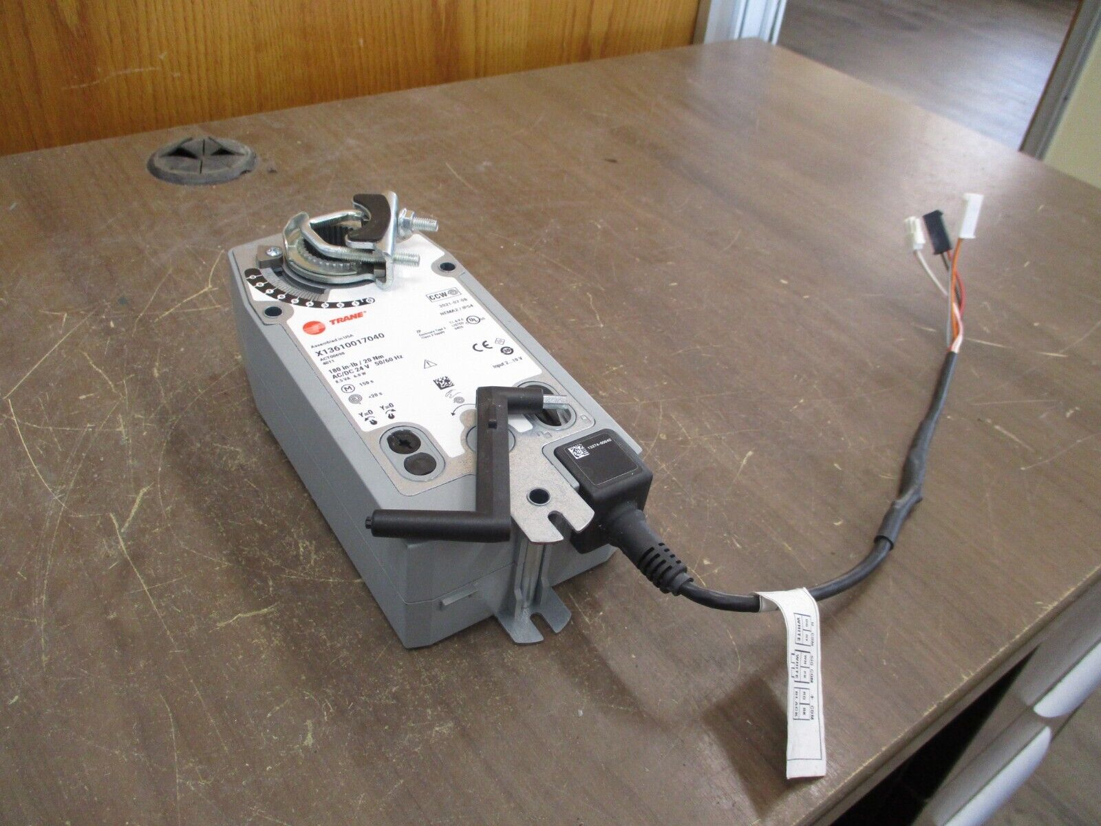 Trane Actuator X13610017040 180 in-lb 24V AC/DC Nema 2 *Missing Lug* Used