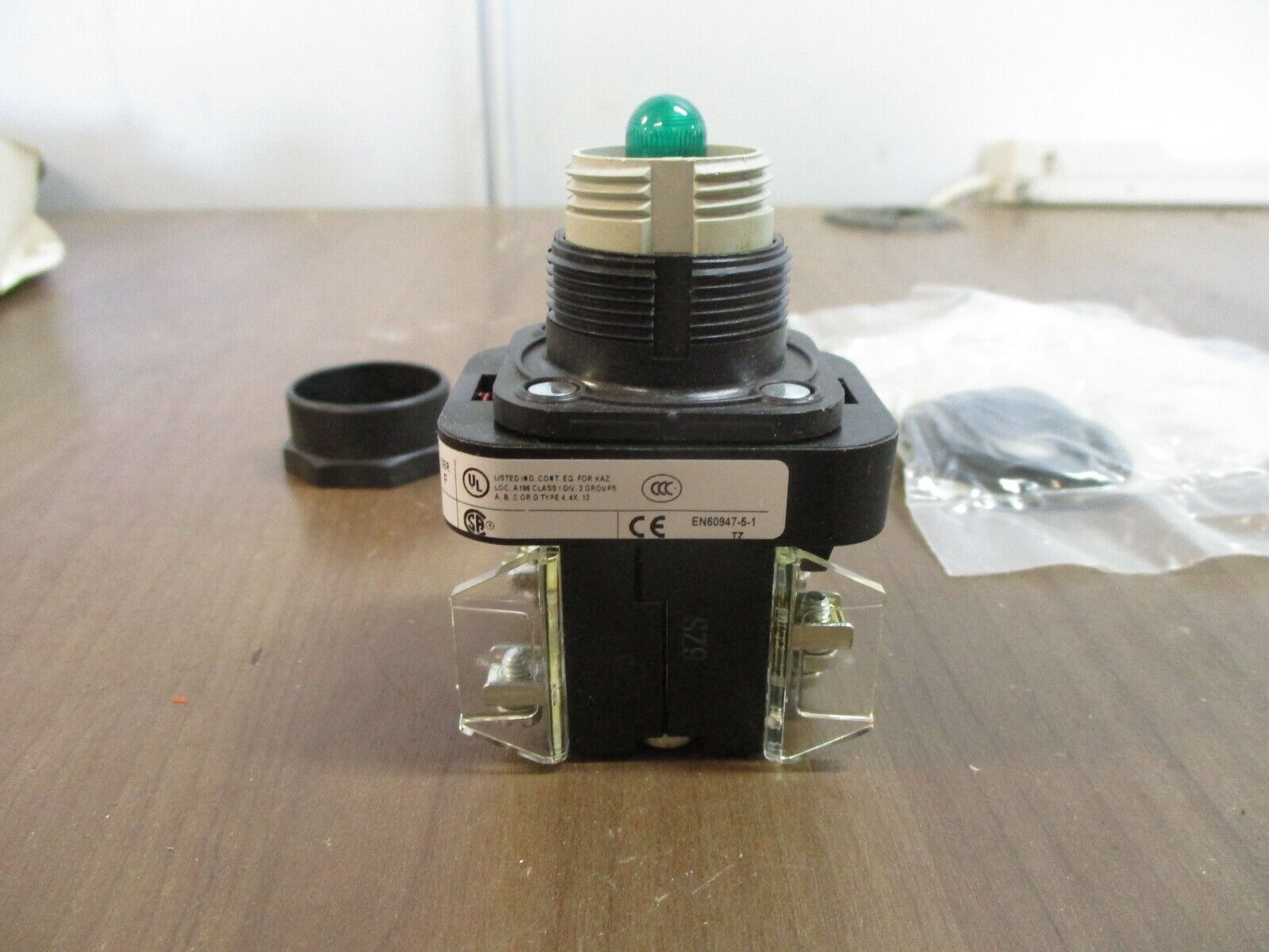 Allen-Bradley Illuminated Push Button 800H-FRXNQH10GA7 Ser. F Green New Surplus