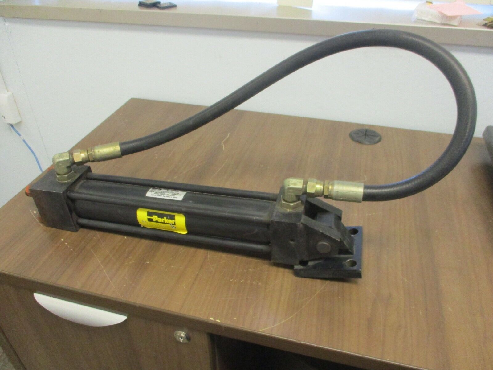 Parker, Series 2H Hydraulic Cylinder 02.00 BB2HLTS14AC 11.000 3000PSI Used