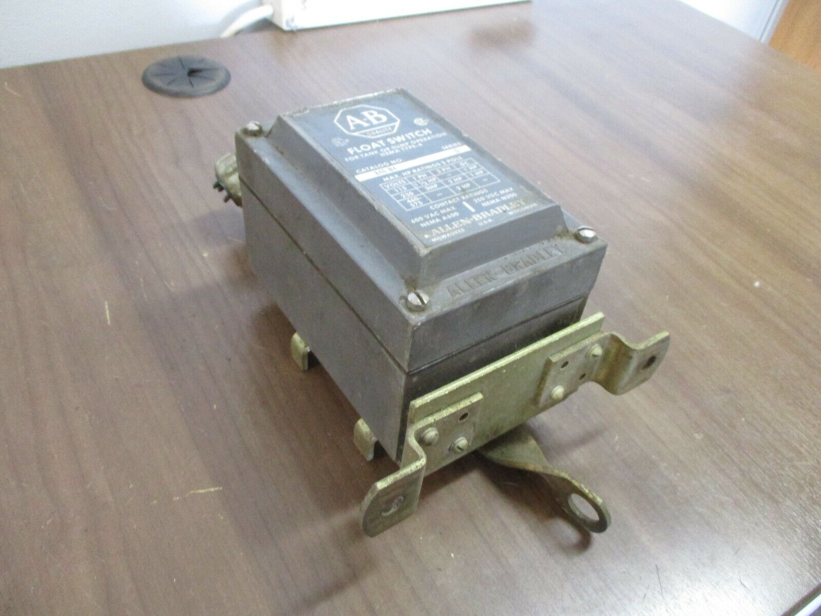 Allen-Bradley Float Switch 840-B4 Ser. D 115-600V Nema 4 *Bent Mounting Ear*