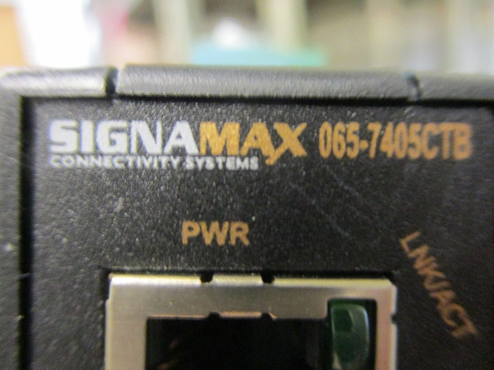 Signamax Unmanaged Industrial Ethernet Switch 065-7405CTB 10/100 5-Part Used