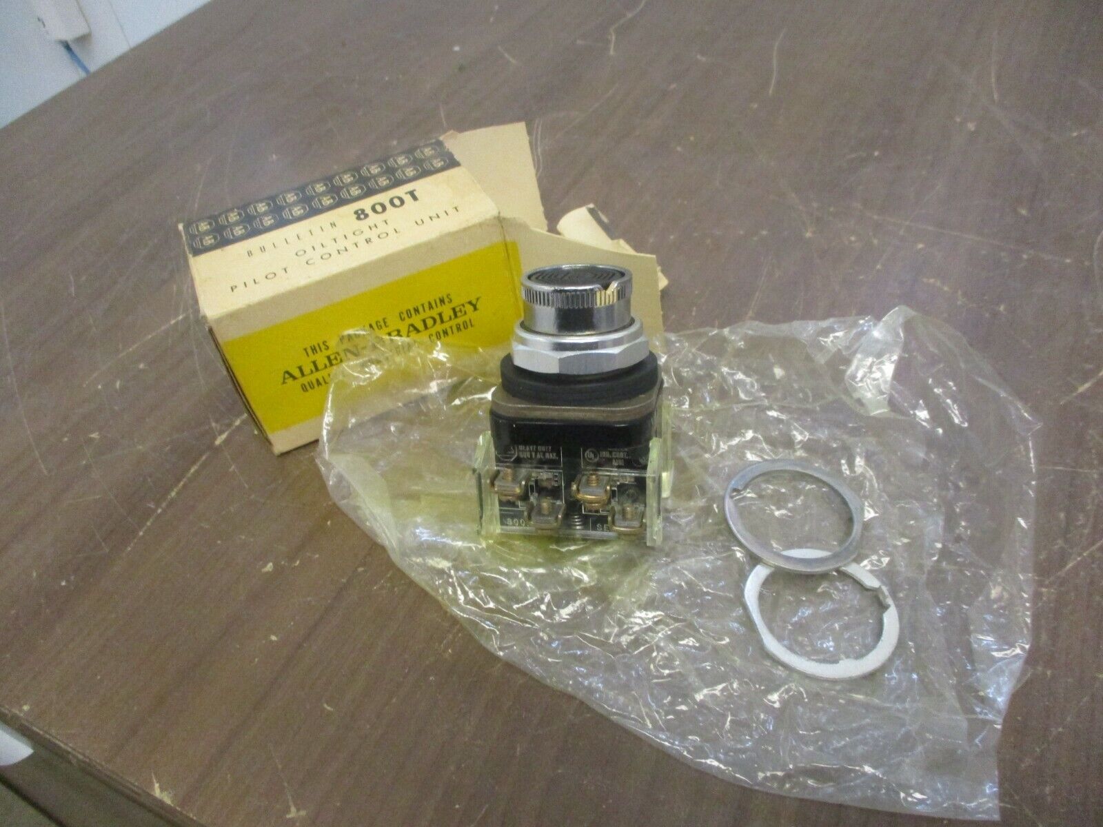 Allen-Bradley Selector Push Button 800T-K2B Ser. P Black Button 2 N.O.-2 N.C.