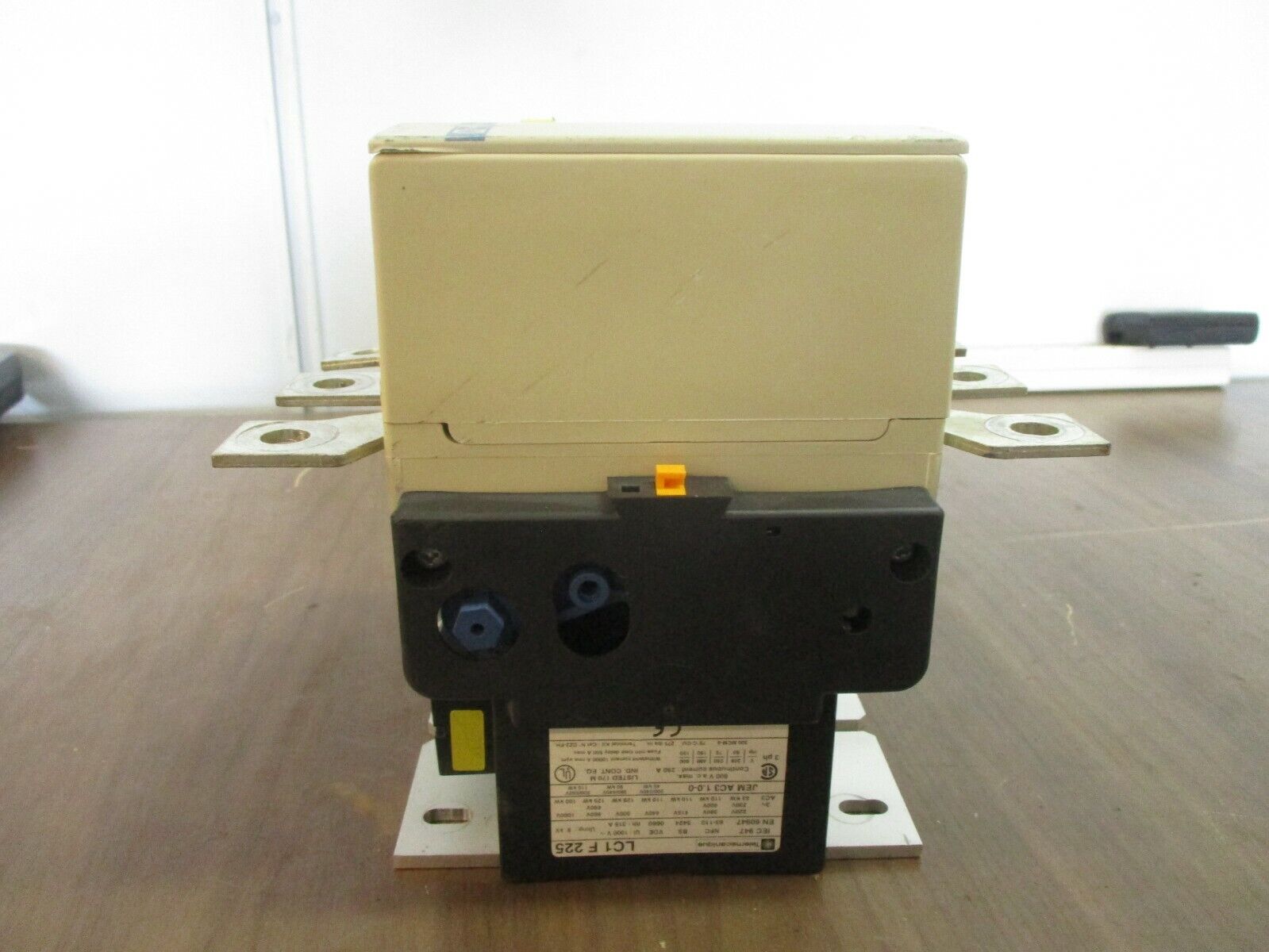 Telemecanique Contactor LC1F225 265/277V Coil 250A 600V w/ (1) Aux Contact Block