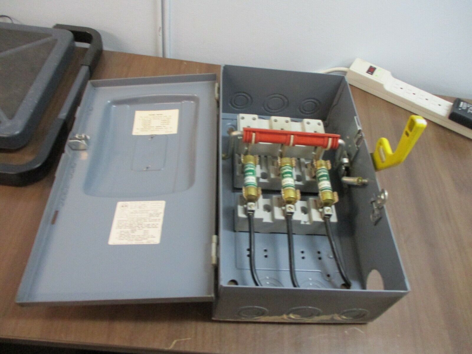 Arrow Hart Fusible Safety Switch / Disconnect 24219 60A 240V 3P Used