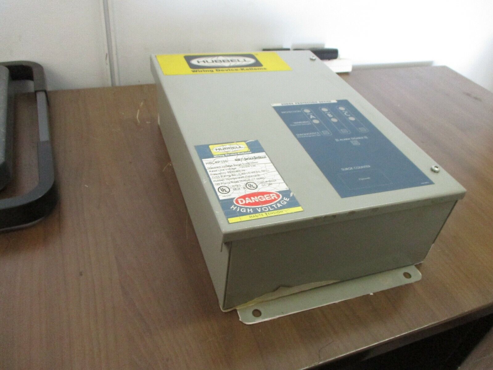 Hubbell SpikeShield Surge Suppressor HBL4P100 120/208V 50/60/400Hz Used