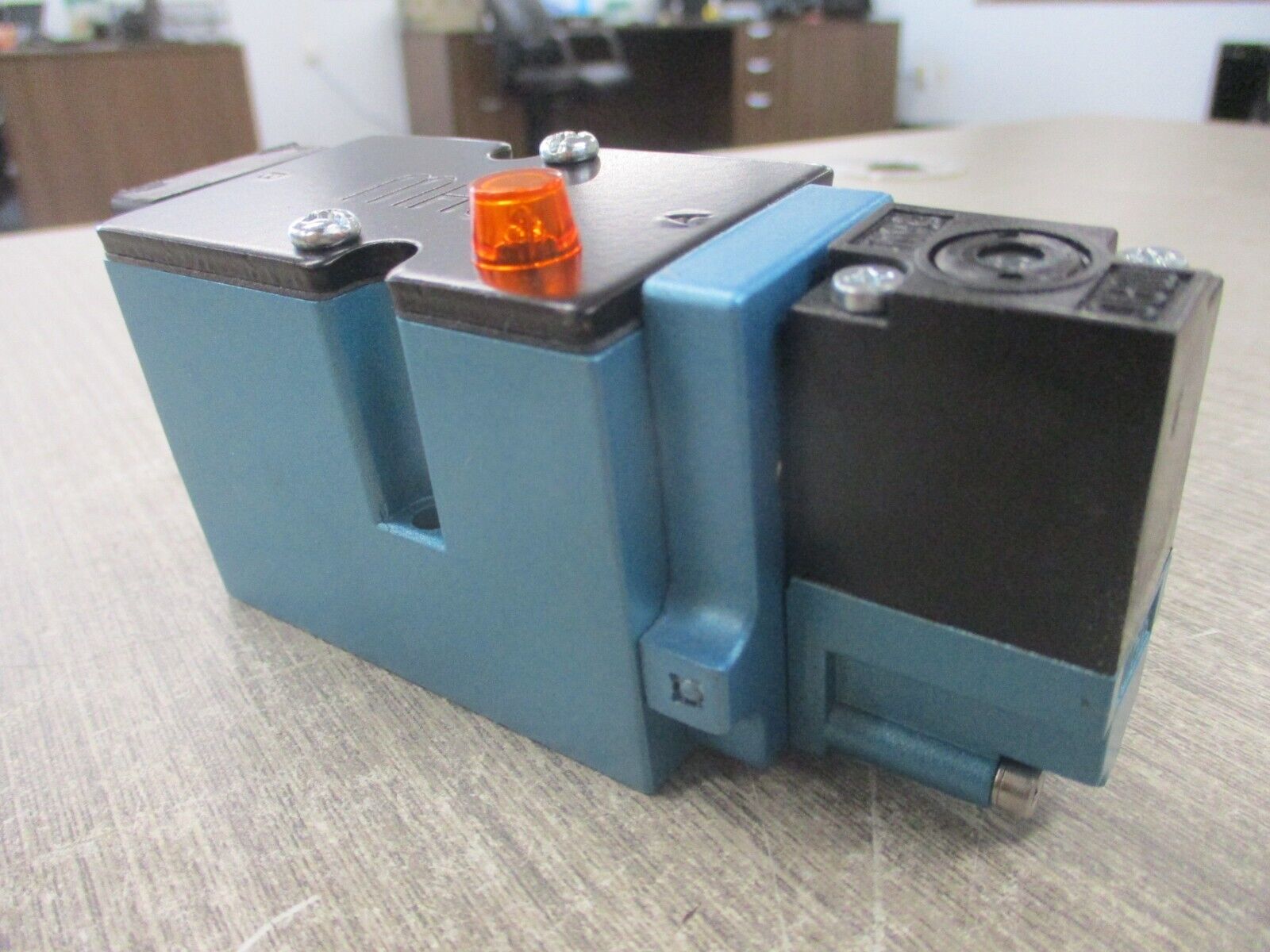 MAC Solenoid Valve 82A-AC-000-TM-DAAP-1DA *No Box* New Surplus