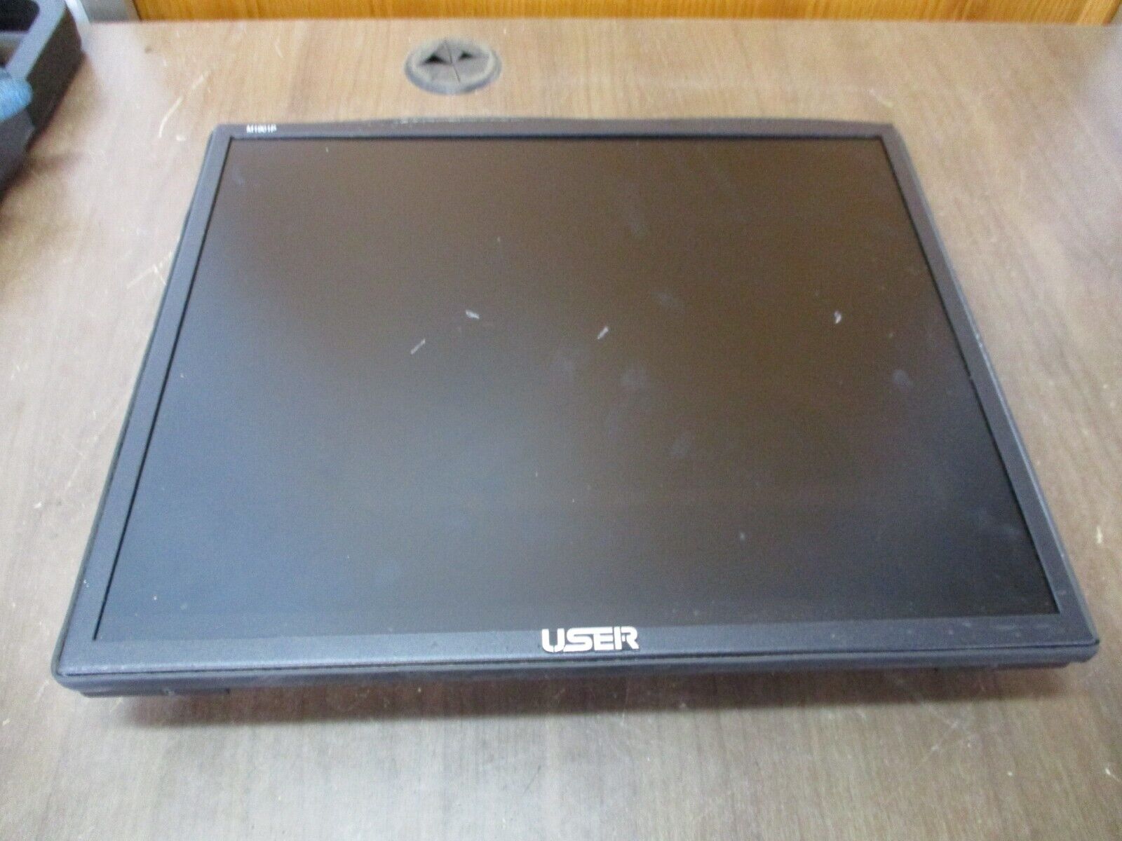 User CCTV LCD Monitor US-M1901P 19" 100-240VAC *No Power Cord, Scratched Screen*
