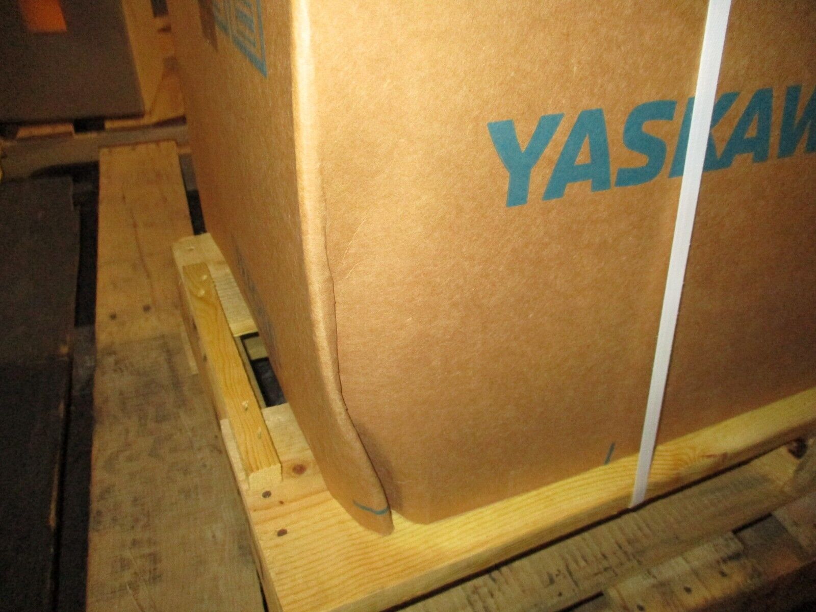 Yaskawa P1000 AC Drive CIMR-PU4A0103FAA Rev F 75HP 480V *Dented Box* New Surplus