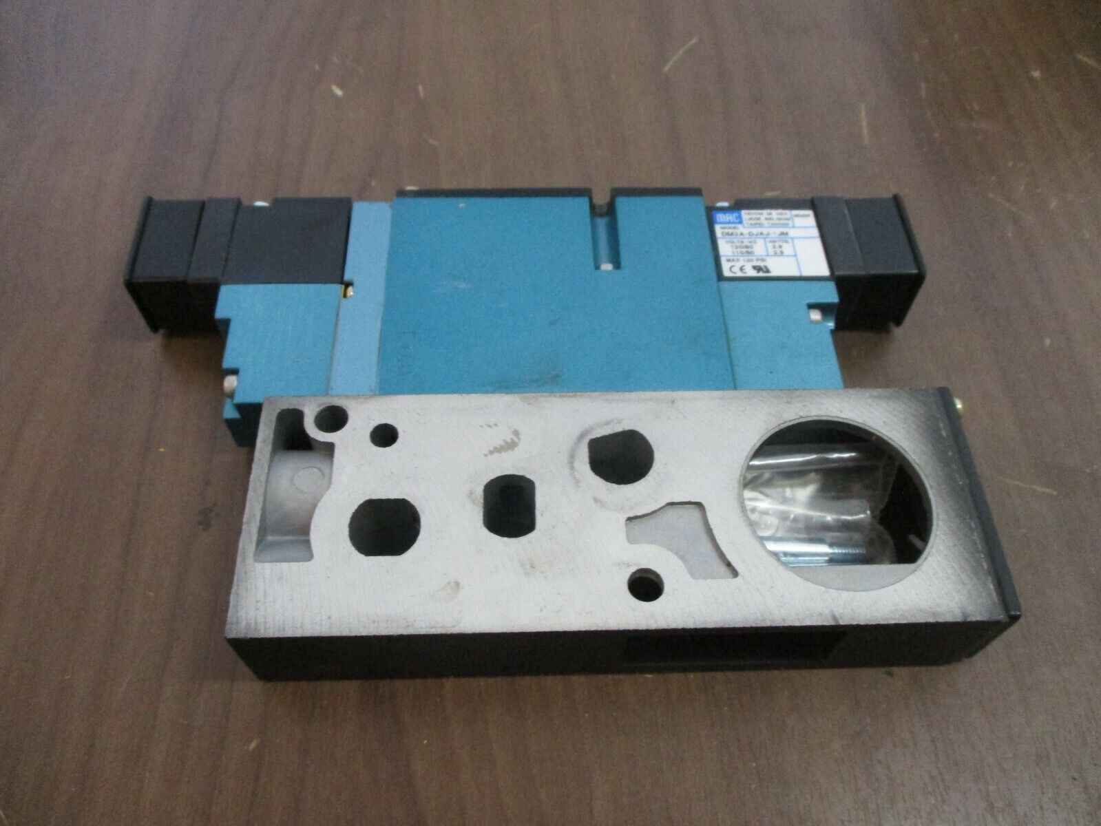 MAC Solenoid Valve 92B-BBA-BJG-DM-DJAJ-1JM New Surplus