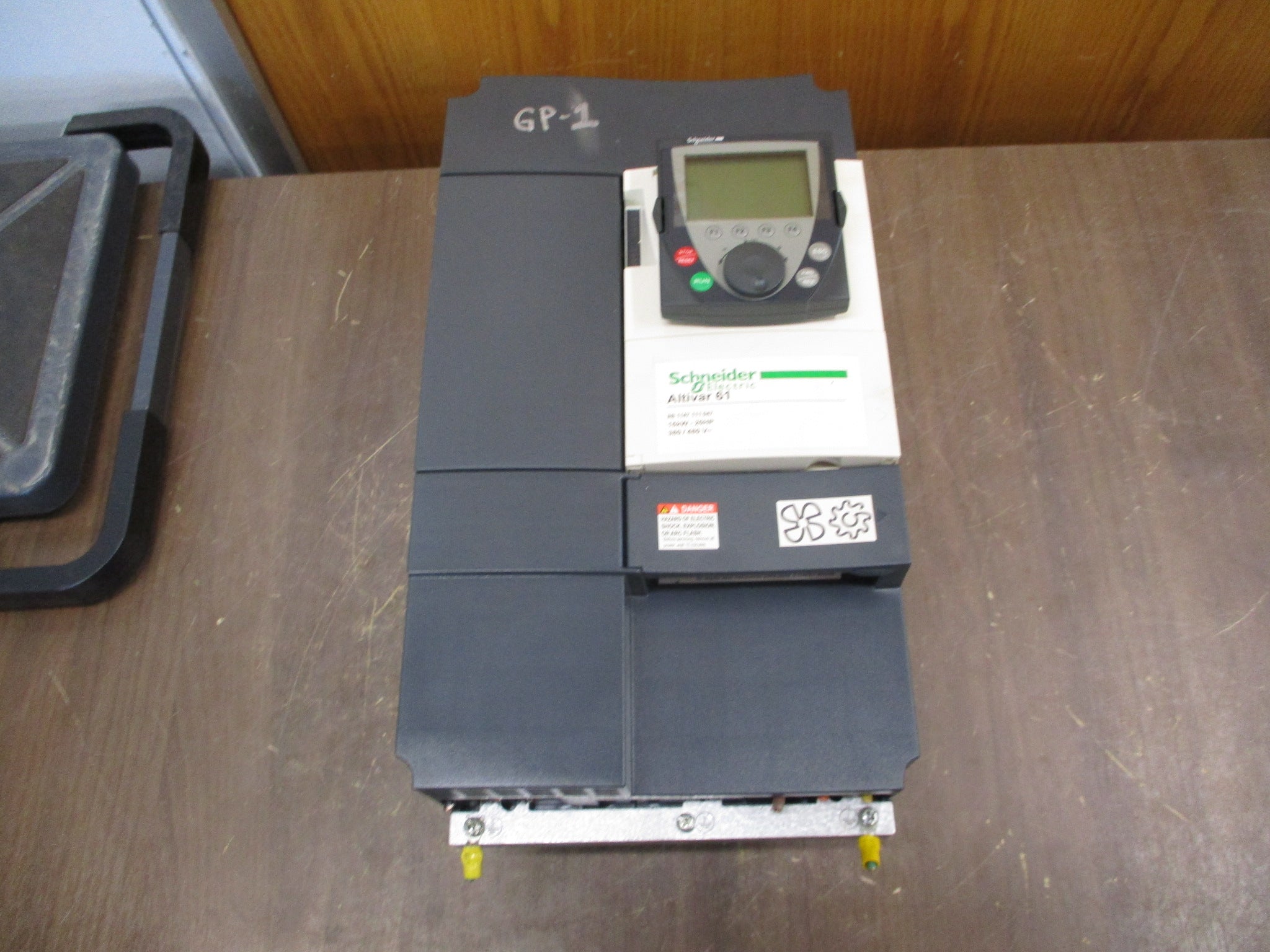 Schneider Electric Altivar 61 AC Drive ATV61HD15N4 20HP 3Ph w/ Keypad Used