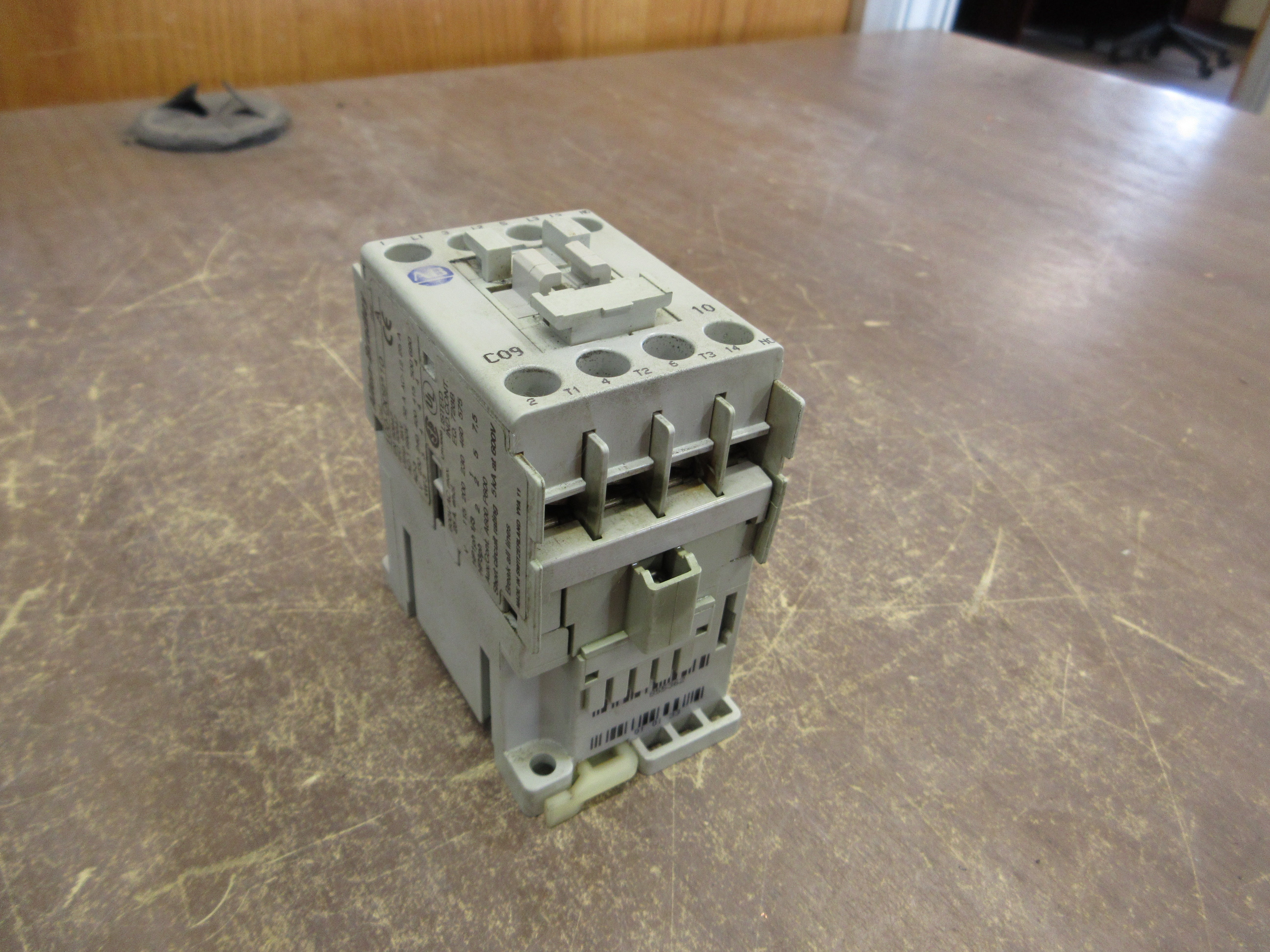 Allen-Bradley Contactor 100-C09*10 25A 120V Coil *Cracked* Used