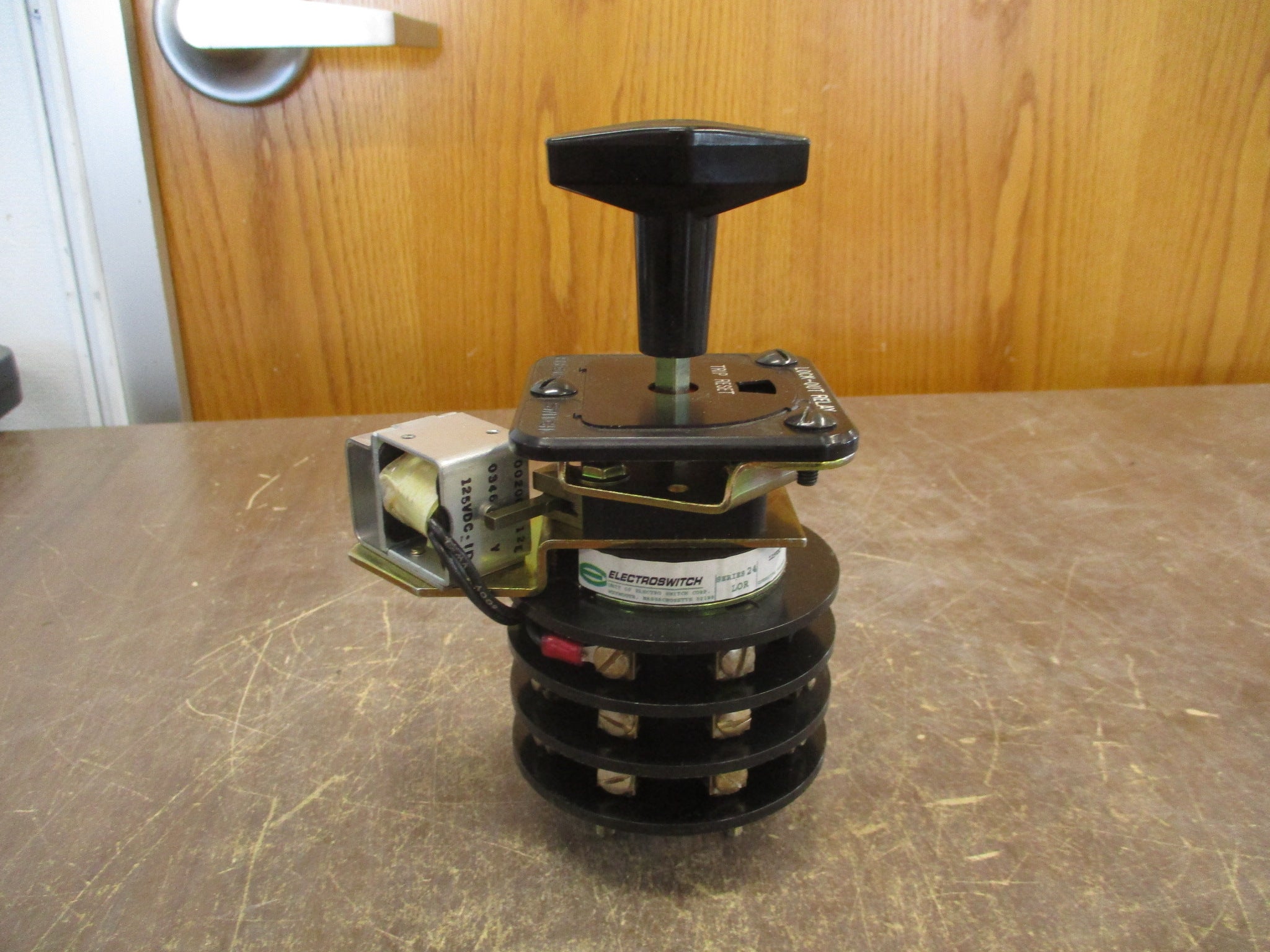 Electroswitch Series 24 Lock-Out Relay Rotary Switch 7802E 125VDC Used