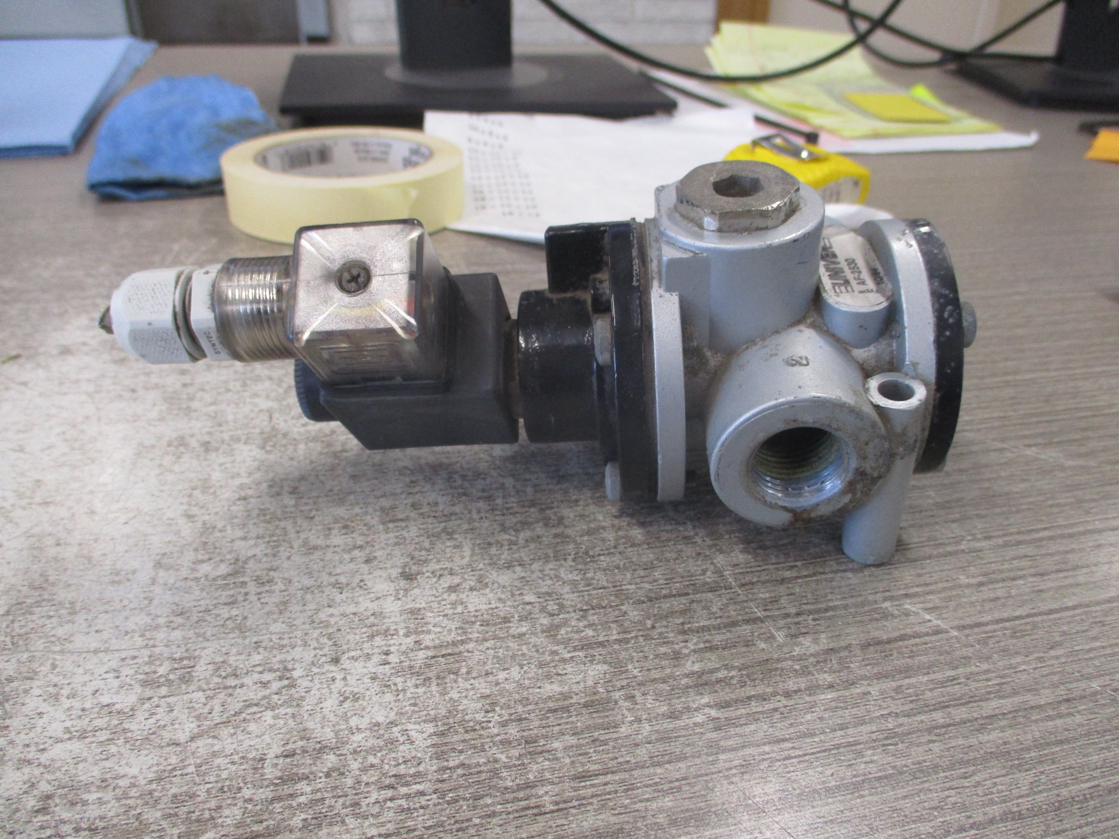 Univer Poppet Valve AF-2530 24V Coil Used