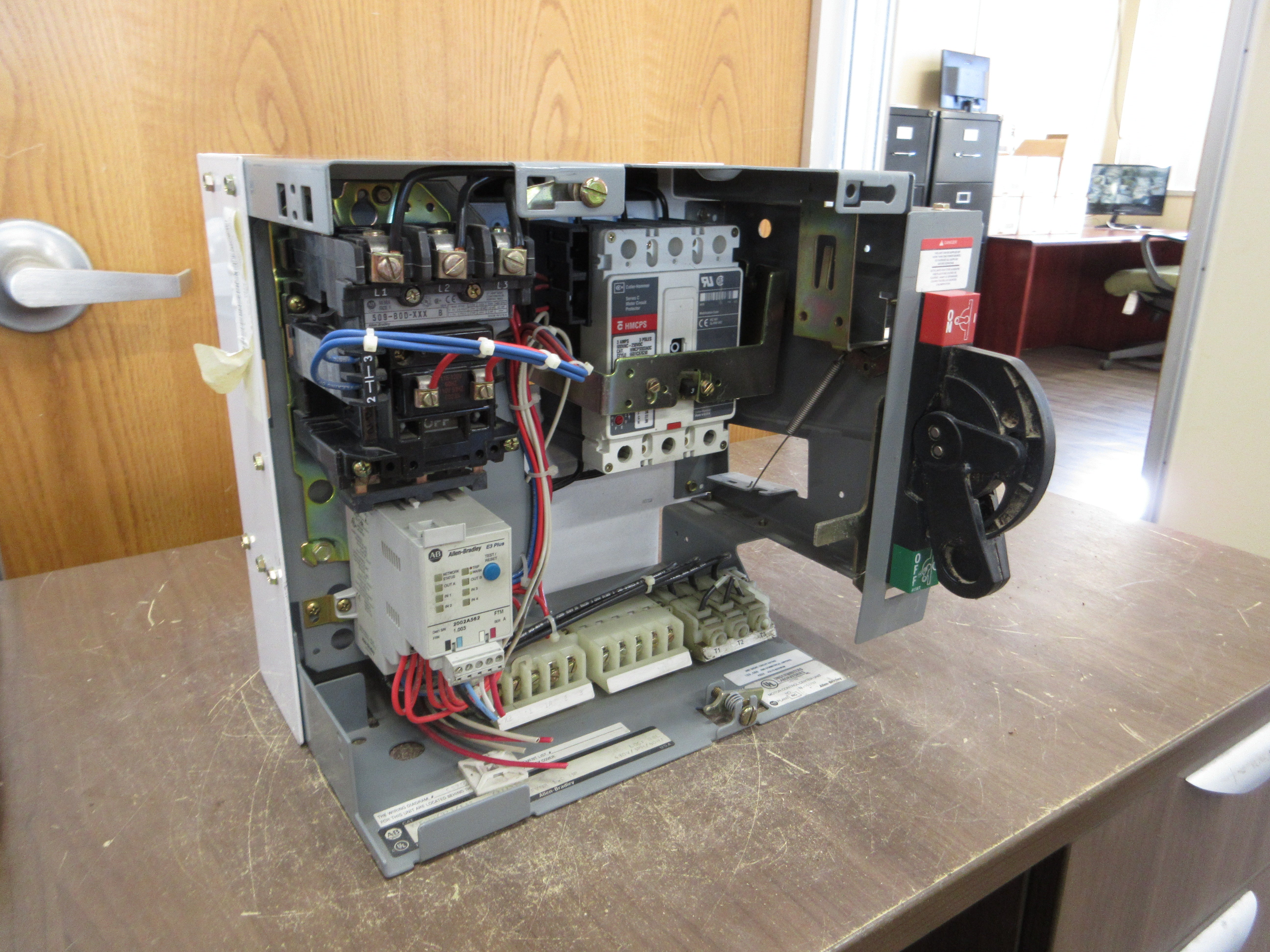 Allen-Bradley Size 1 MCC Bucket YUGWQY923/1AS 480V 3Ph 60Hz 120V Coil w/ Door