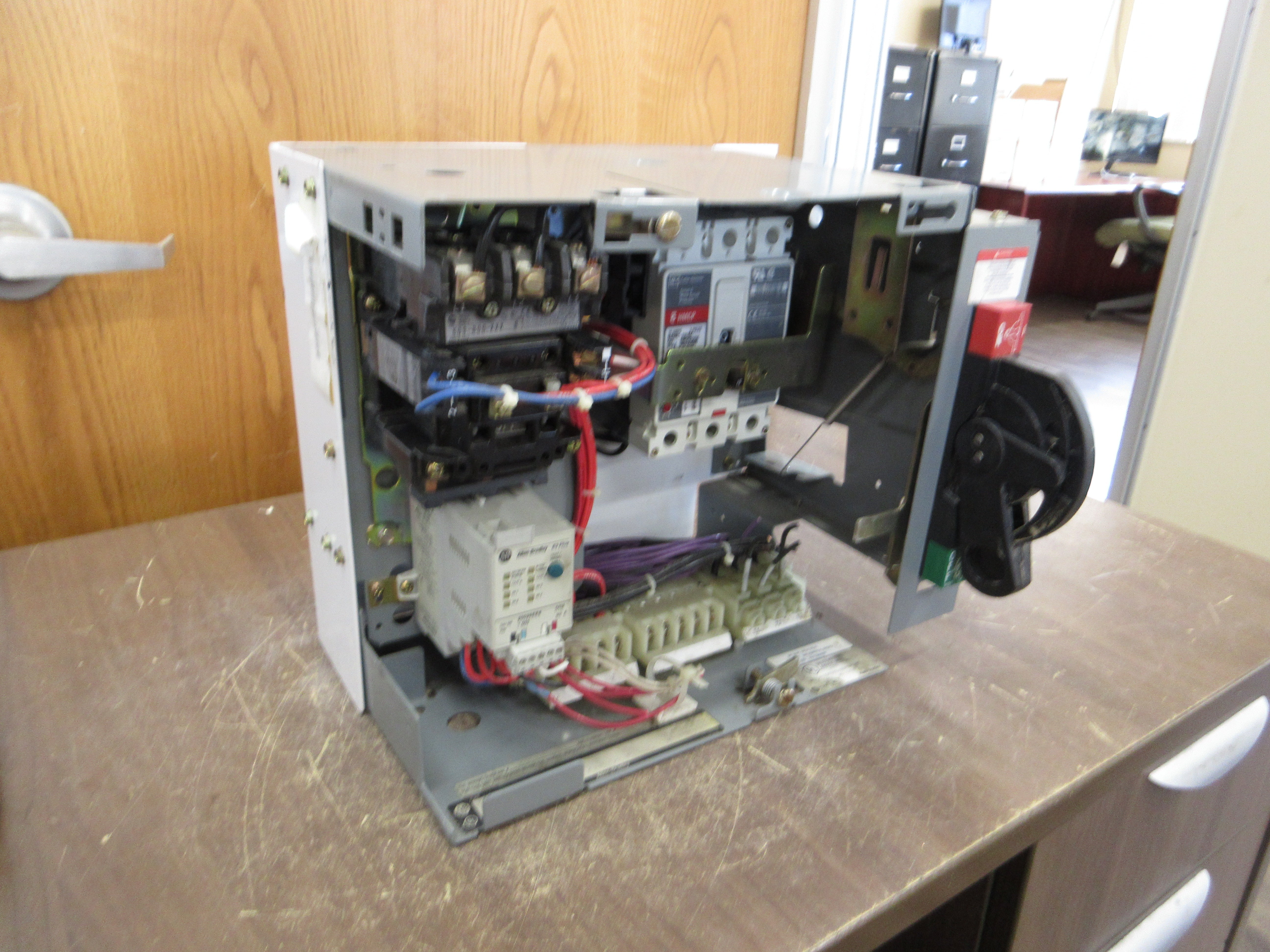Allen-Bradley Size 1 MCC Bucket YUGWQY923/1AV 480V 3Ph 60Hz 120V Coil w/ Door