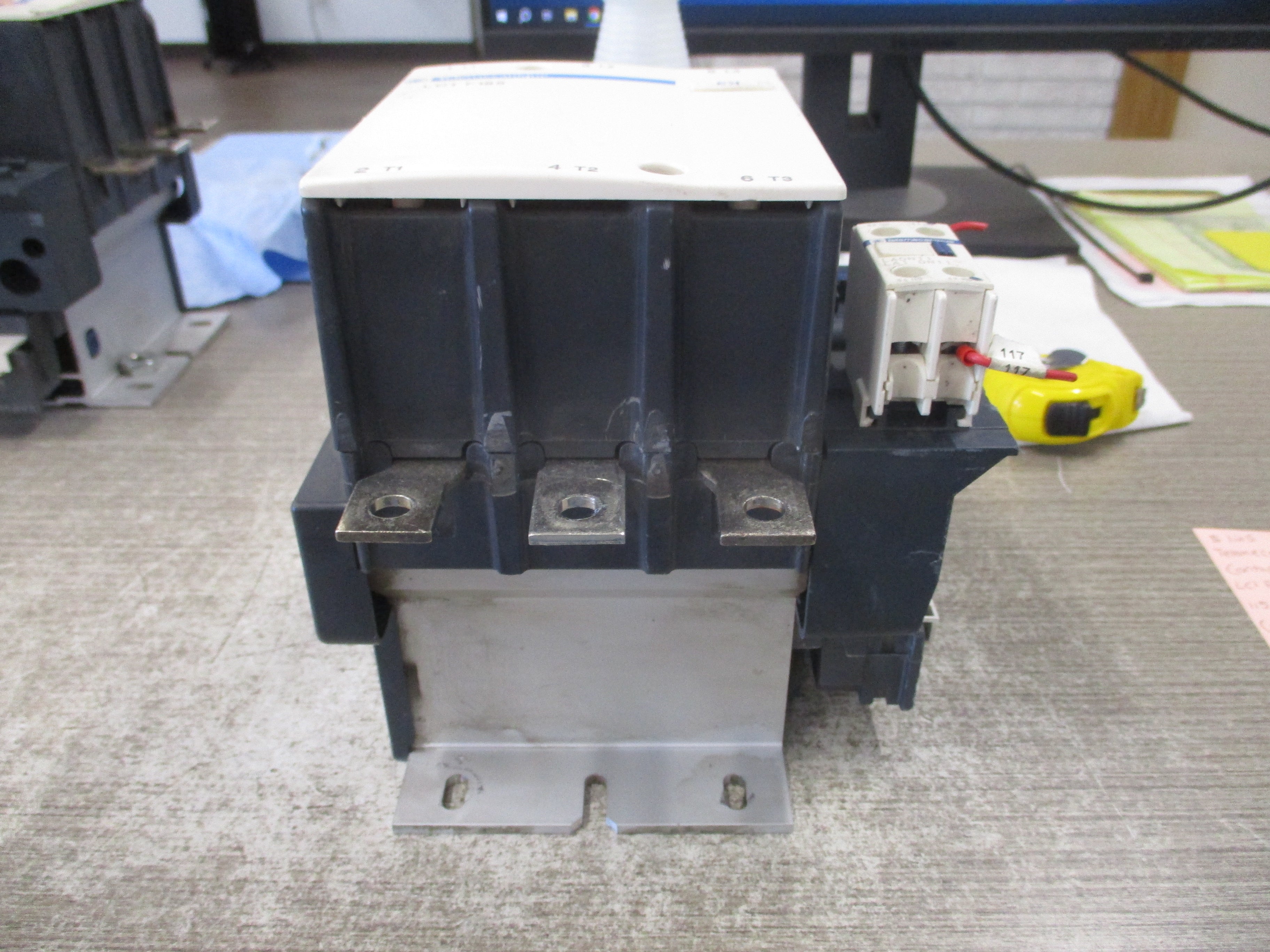 Telemecanique Contactor LC1 F185 115-120V Coil (1) Aux Contact Block *Chipped Terminal Aux Cover* Used