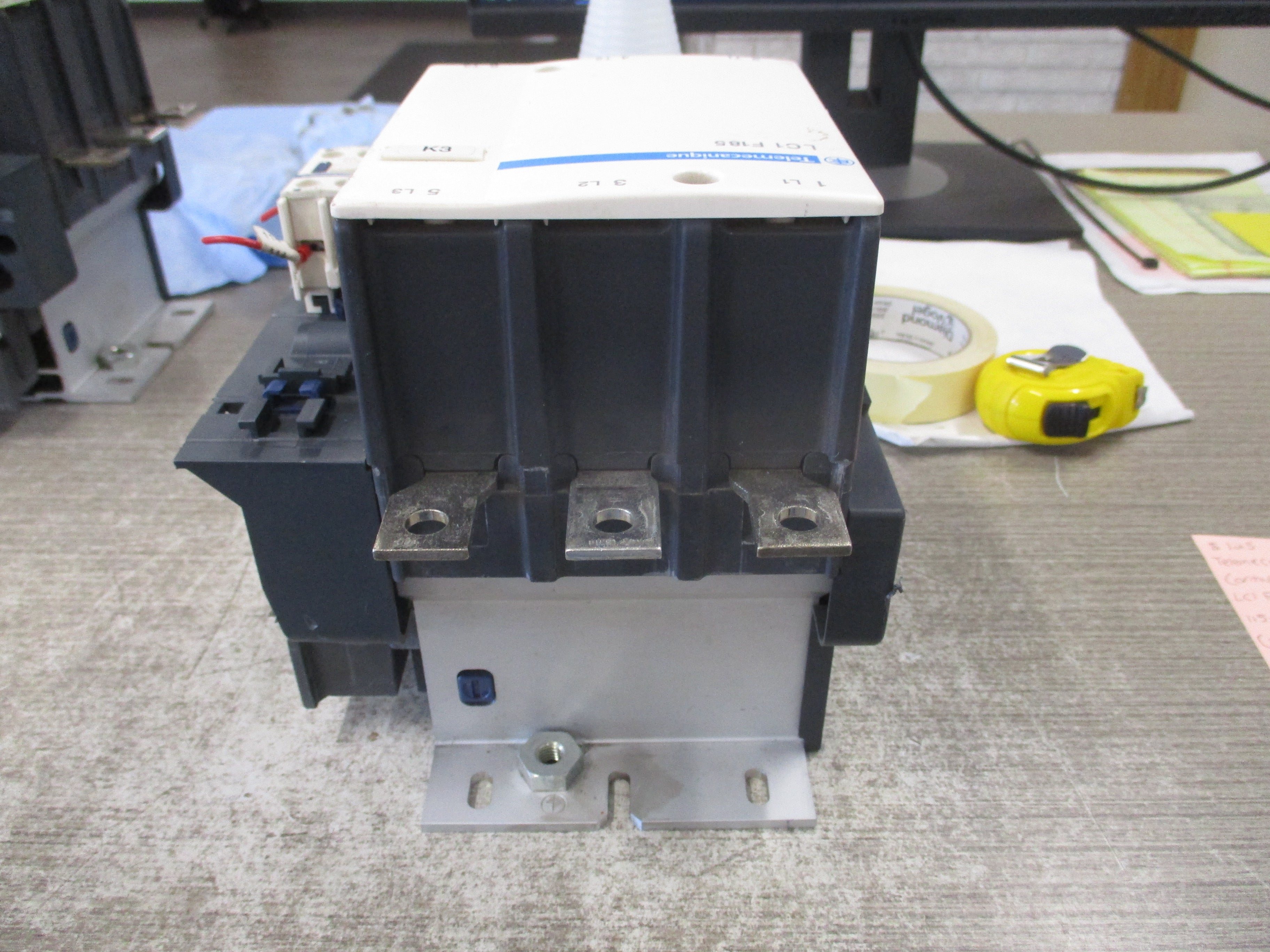 Telemecanique Contactor LC1 F185 115-120V Coil (1) Aux Contact Block *Chipped Terminal Aux Cover* Used