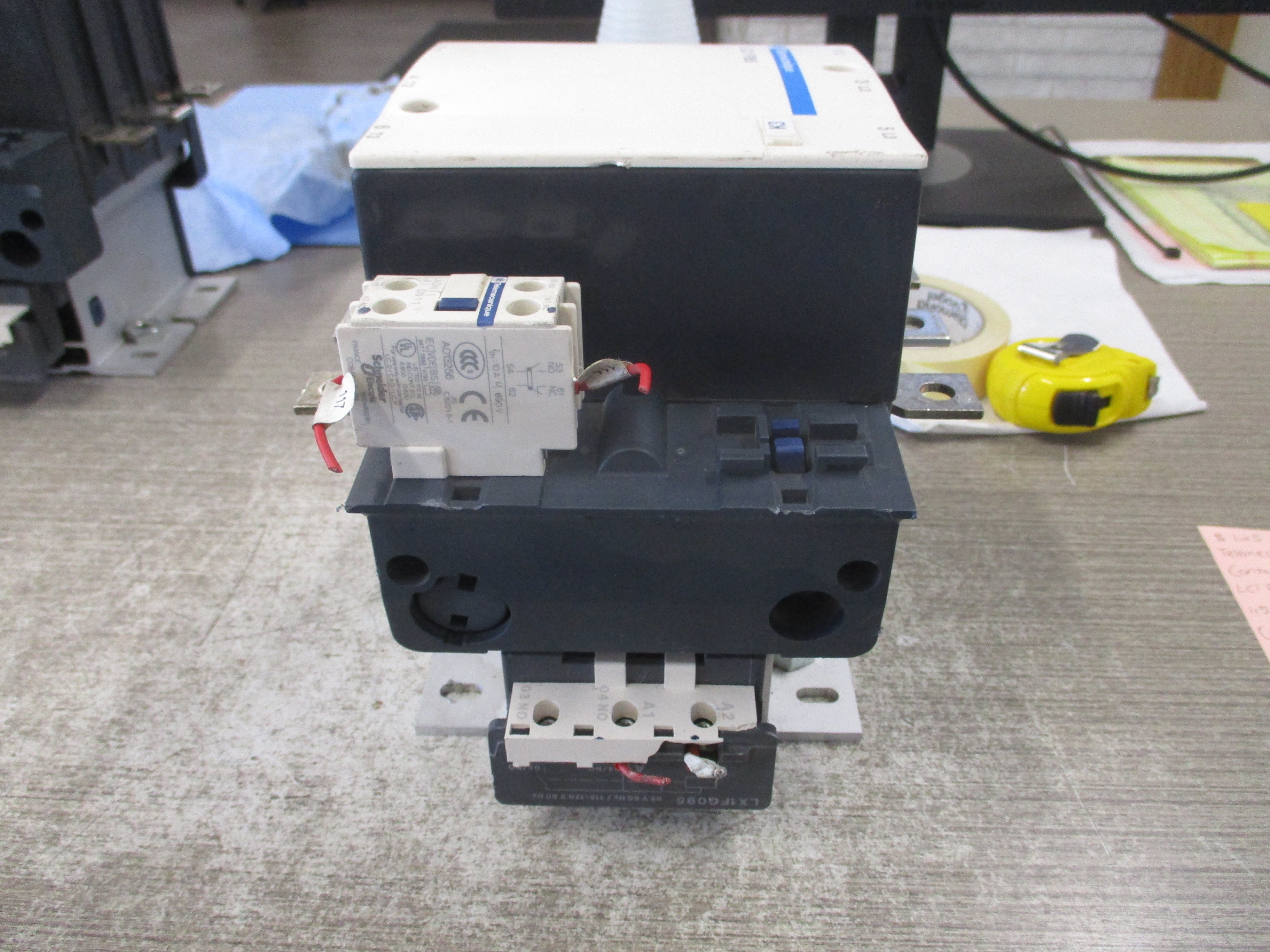 Telemecanique Contactor LC1 F185 115-120V Coil (1) Aux Contact Block *Chipped Terminal Aux Cover* Used