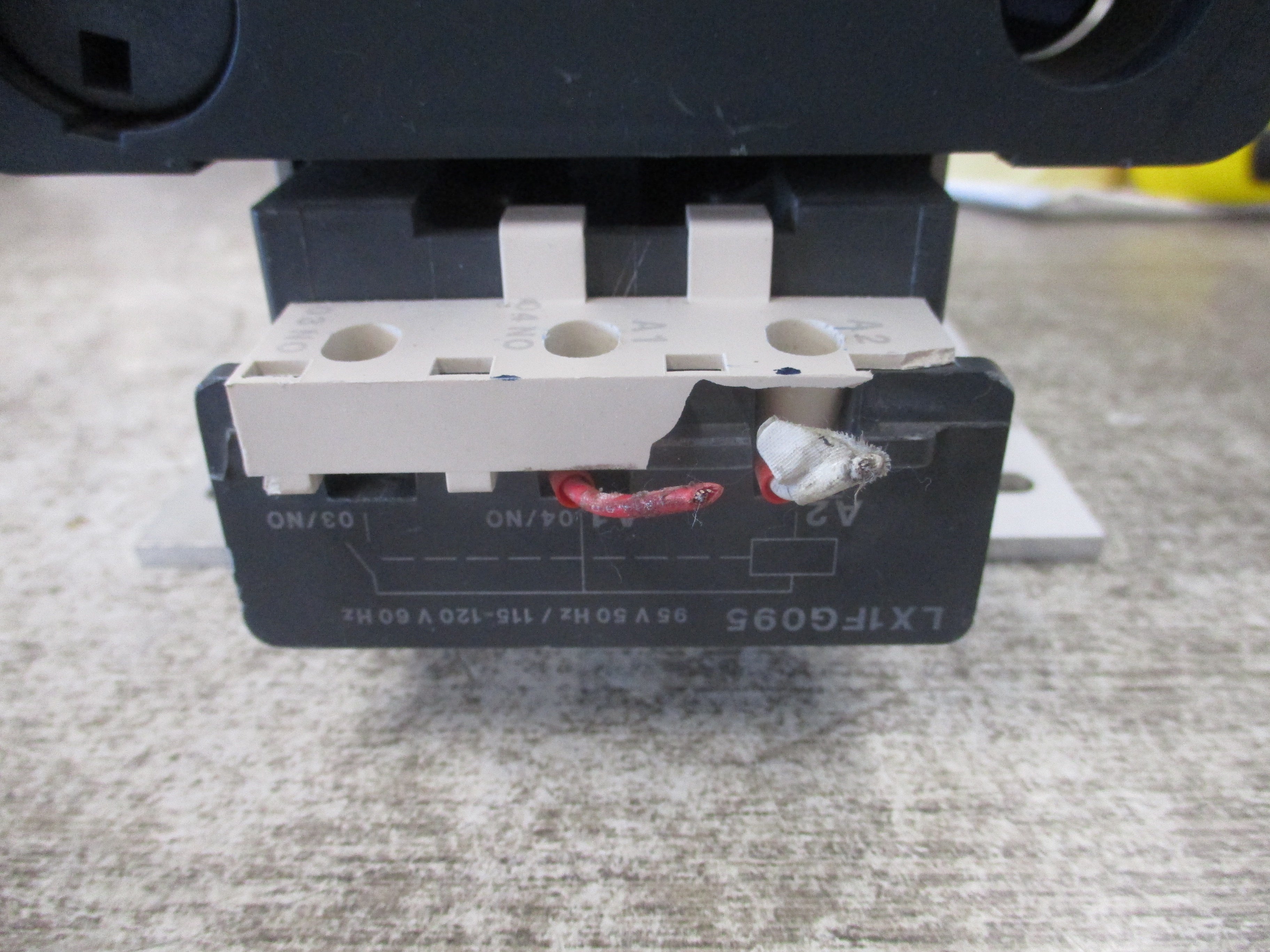 Telemecanique Contactor LC1 F185 115-120V Coil (1) Aux Contact Block *Chipped Terminal Aux Cover* Used