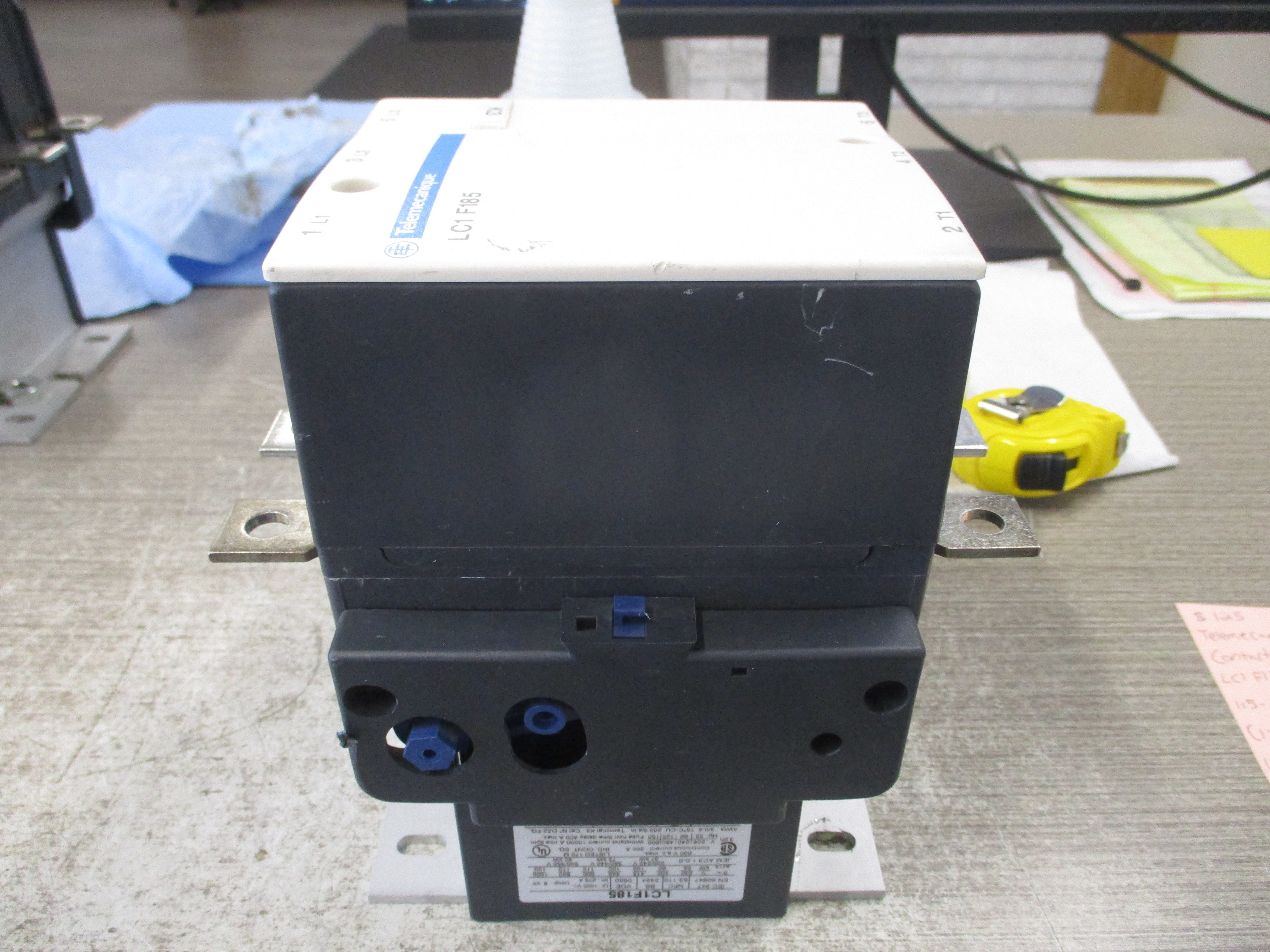 Telemecanique Contactor LC1 F185 115-120V Coil (1) Aux Contact Block *Chipped Terminal Aux Cover* Used