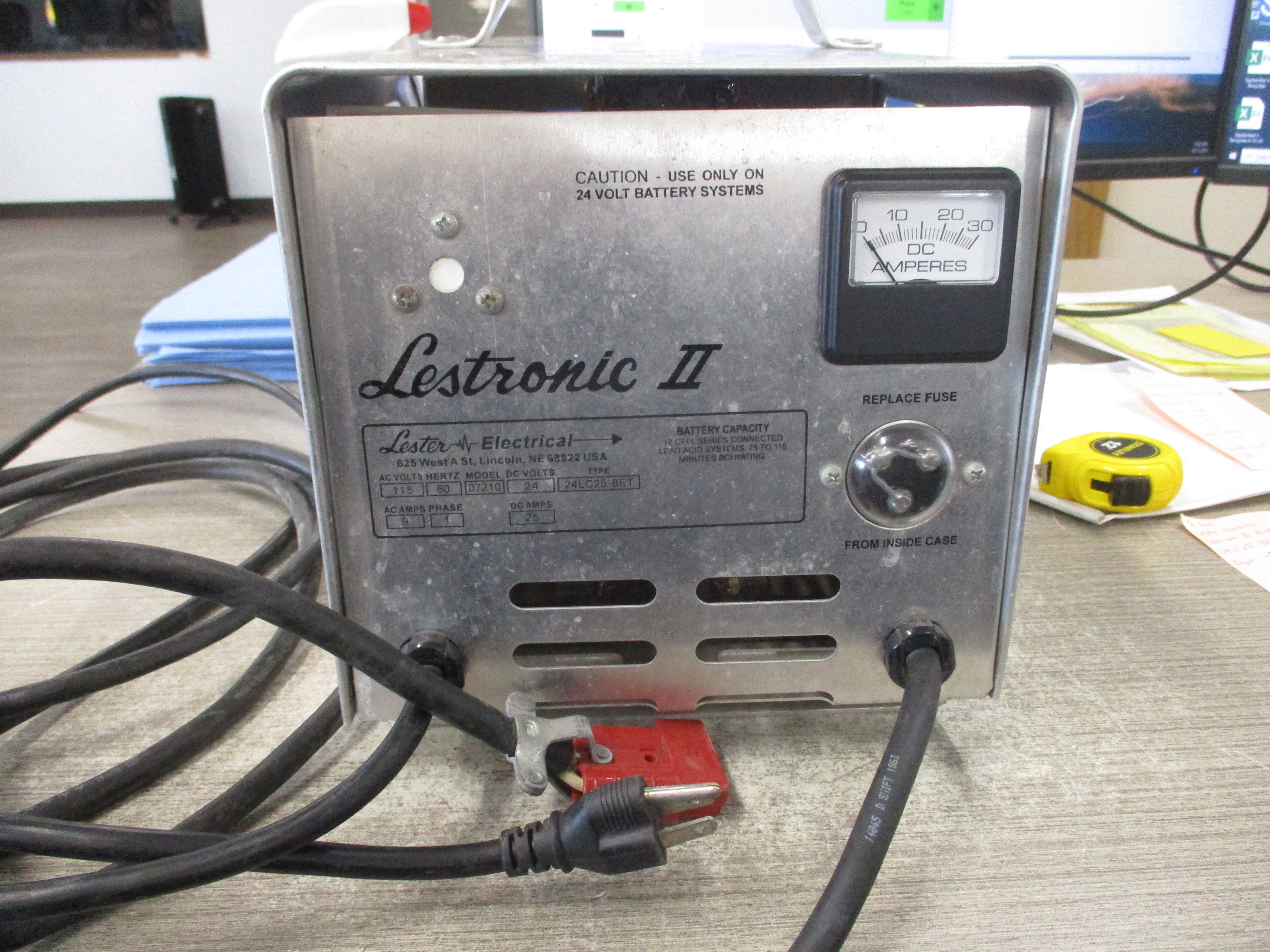 Lester Electrical Lestronic II Battery Charger 24LC25-8ET Input: 115VAC 60Hz 1Ph 9A Output: 24VDC 25A *Dented Back* Used