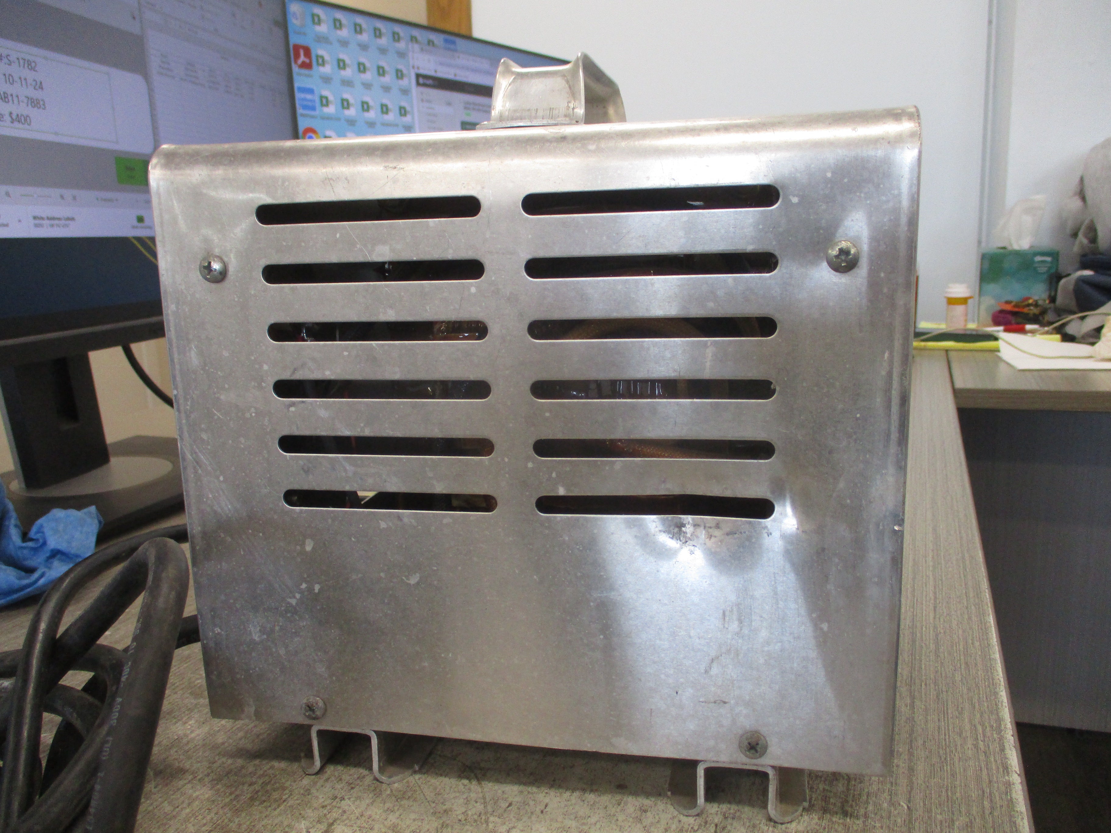 Lester Electrical Lestronic II Battery Charger 24LC25-8ET Input: 115VAC 60Hz 1Ph 9A Output: 24VDC 25A *Dented Back* Used