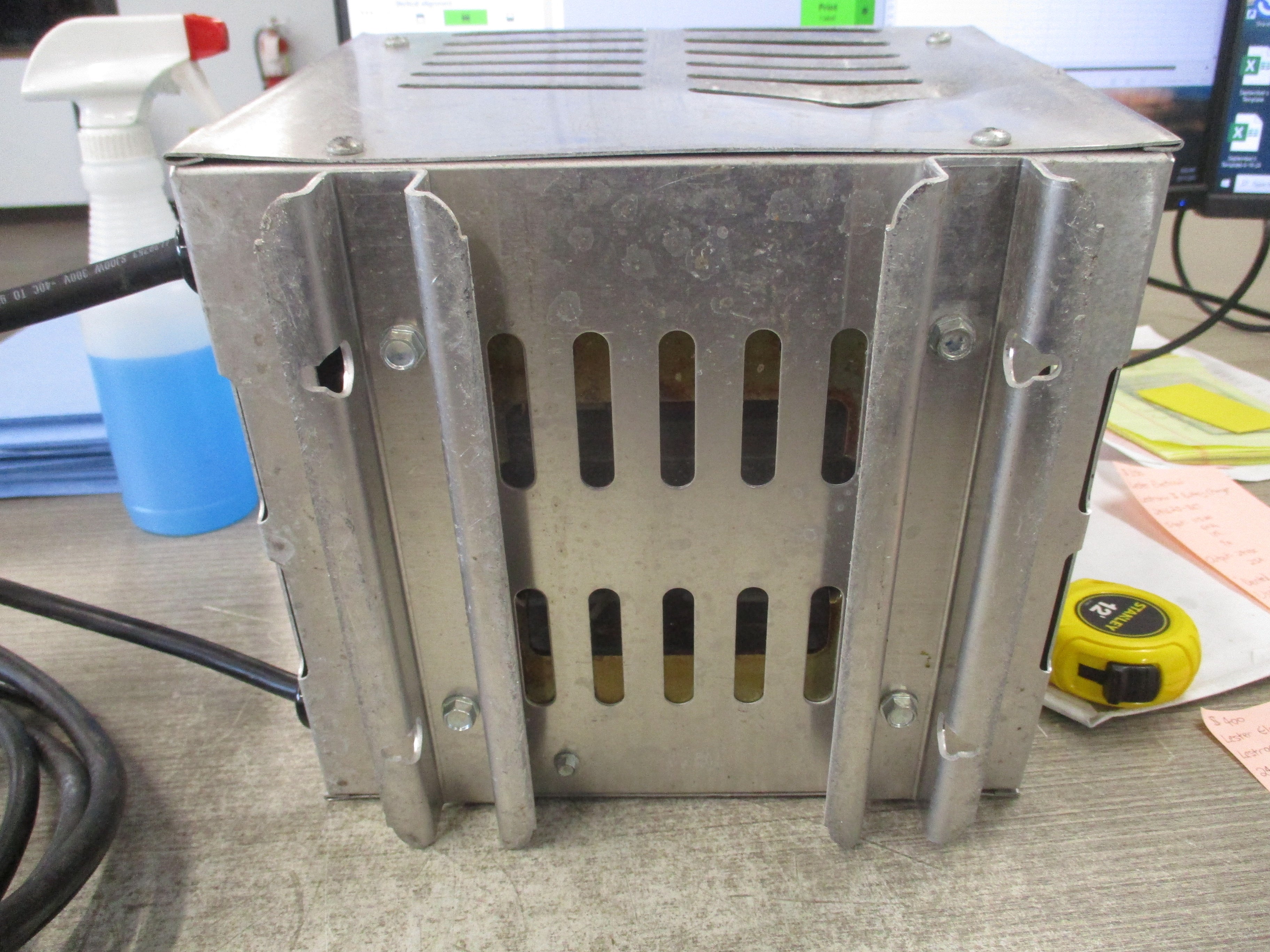 Lester Electrical Lestronic II Battery Charger 24LC25-8ET Input: 115VAC 60Hz 1Ph 9A Output: 24VDC 25A *Dented Back* Used