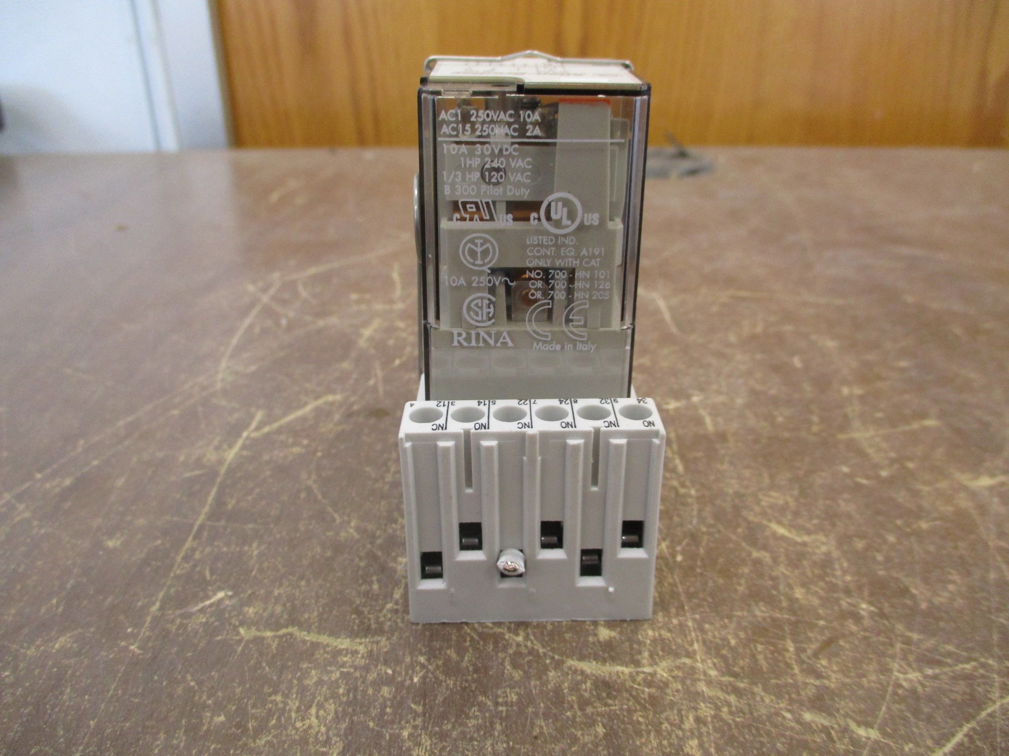 Allen-Bradley Relay 700-HA33Z24 24VDC Coil w/ Base Used