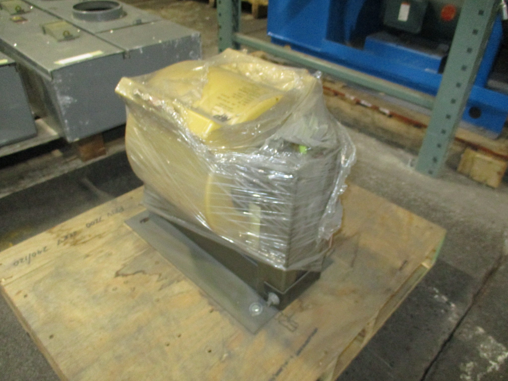 AFP Transformer 410418R2 10kVA Pri: 7200V Sec: 240/120V 1Ph 60Hz 95kV BIL Used