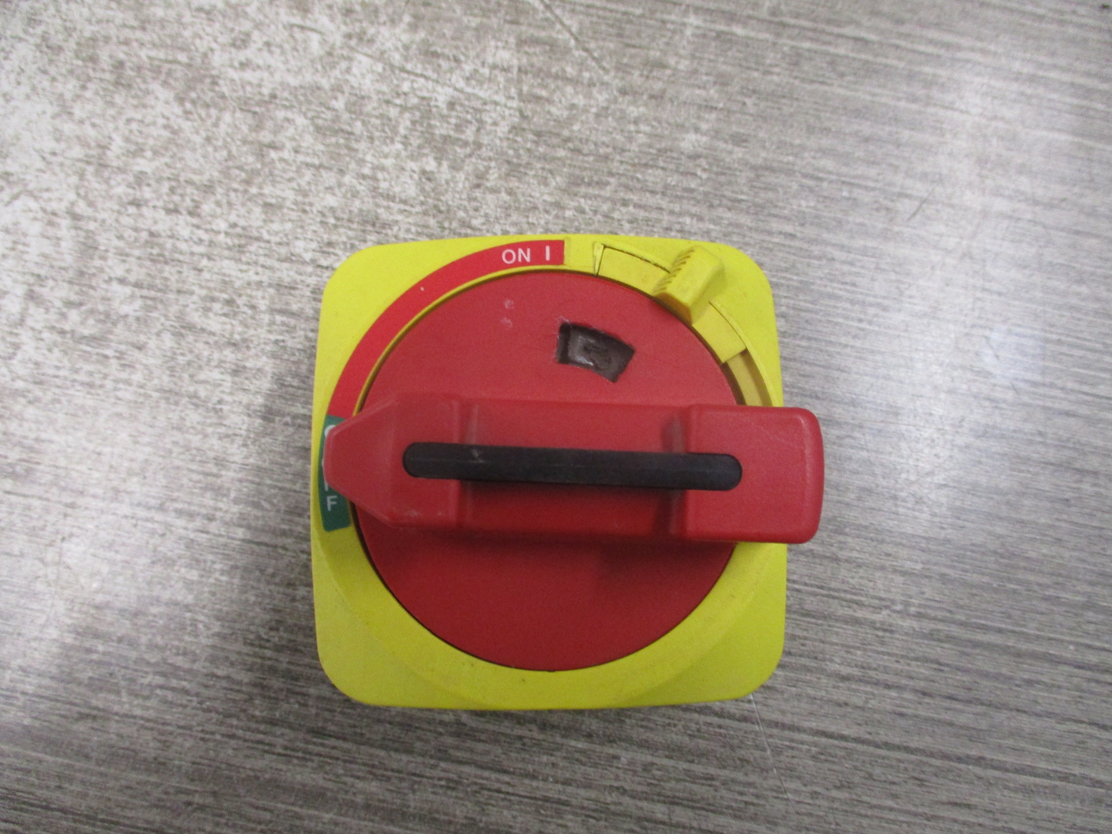 Allen-Bradley Operating Handle 194R-HS4E Ser. A Red/Yellow Used