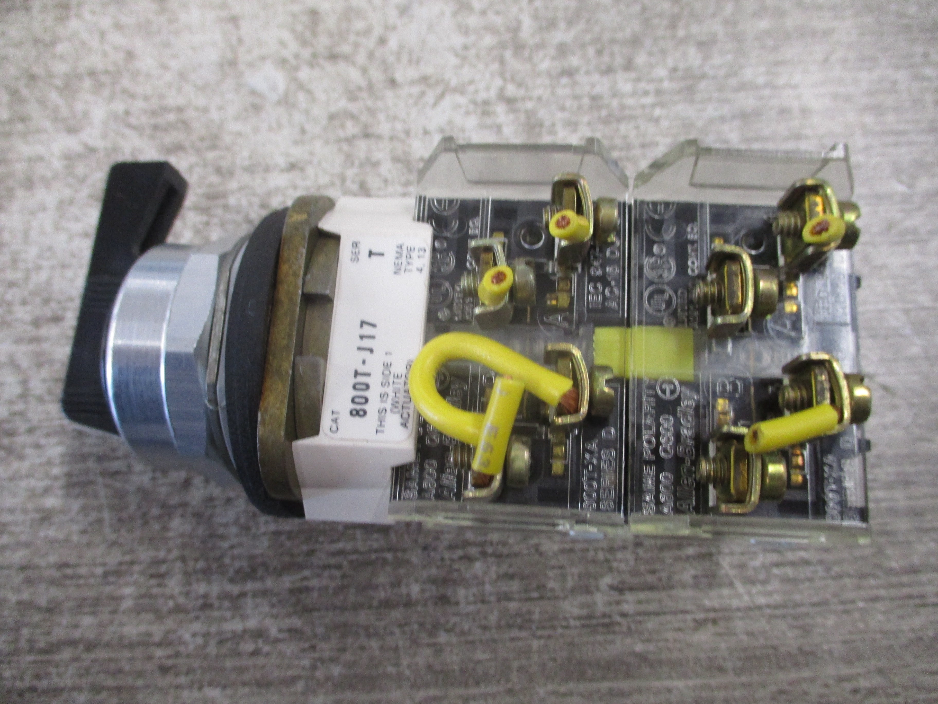 Allen-Bradley Selector Switch 800T-J17 Ser. T Nema 4, 13 Used