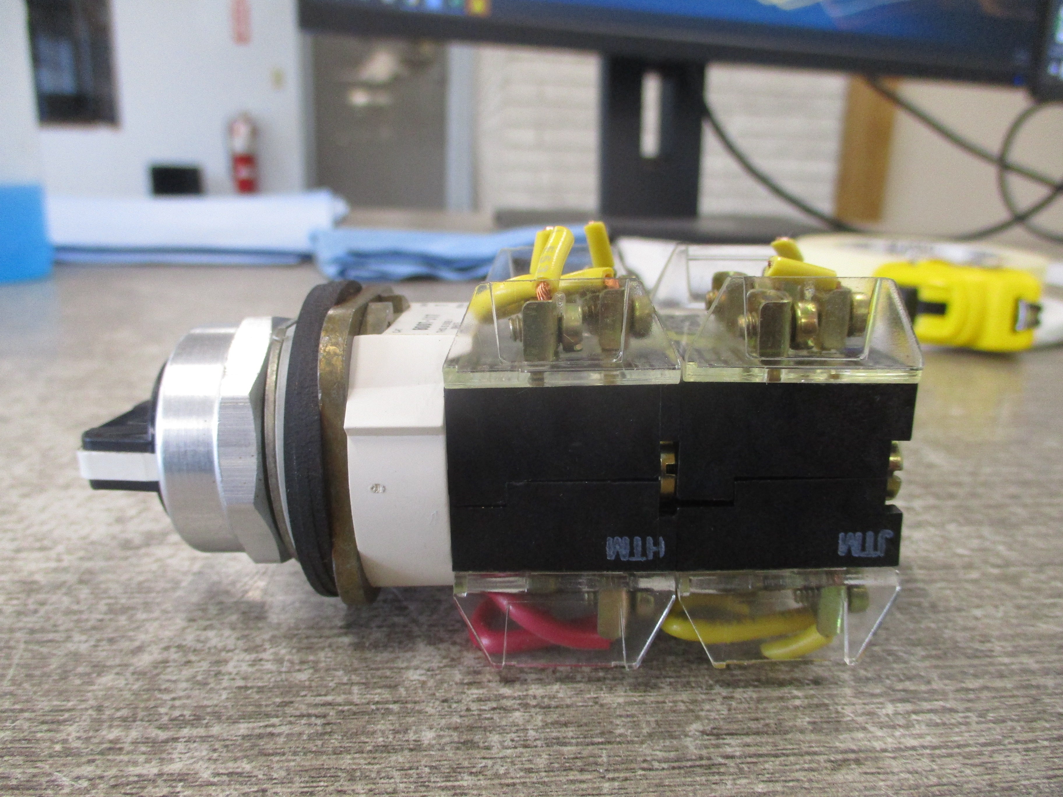 Allen-Bradley Selector Switch 800T-J17 Ser. T Nema 4, 13 Used