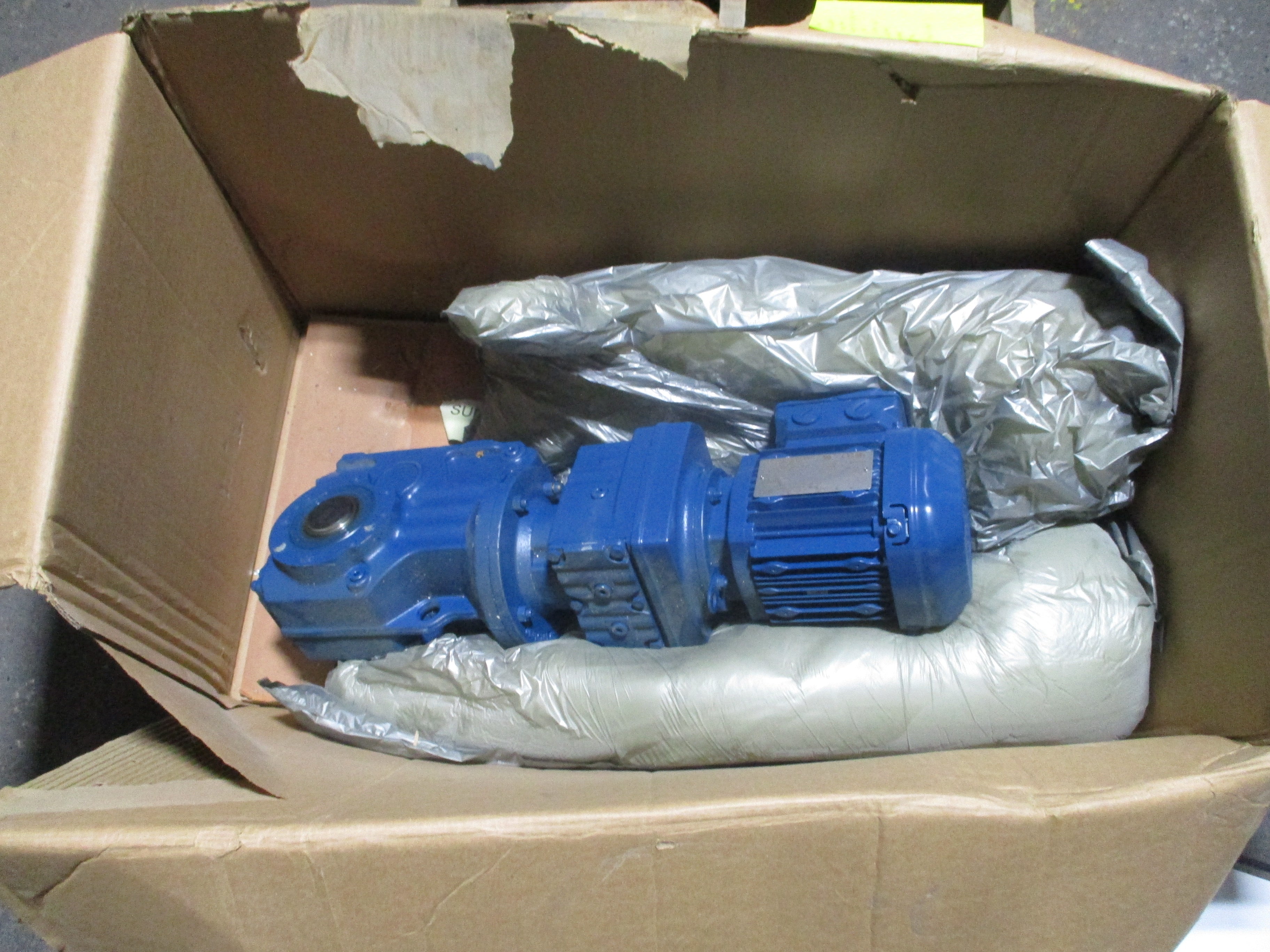 Sew-Eurodrive Gearmotor KA47/T R37 DRS71S4 0.5HP 8.6 RPM Output 230/460V 60Hz 3P