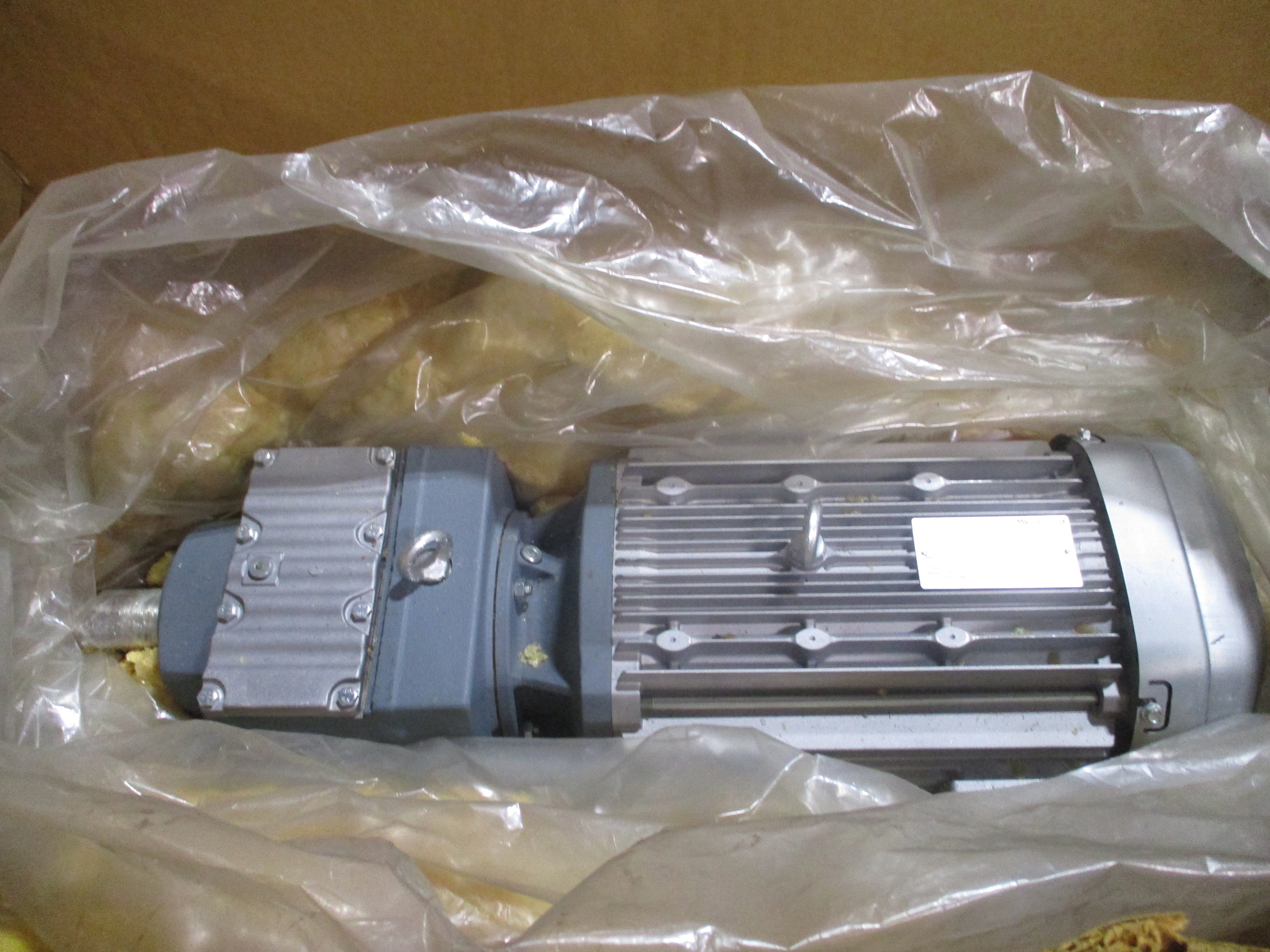 Sew-Eurodrive Gearmotor R67DRE132M4 7.5HP 111 RPM Output 230/460V 3Ph 60Hz New S