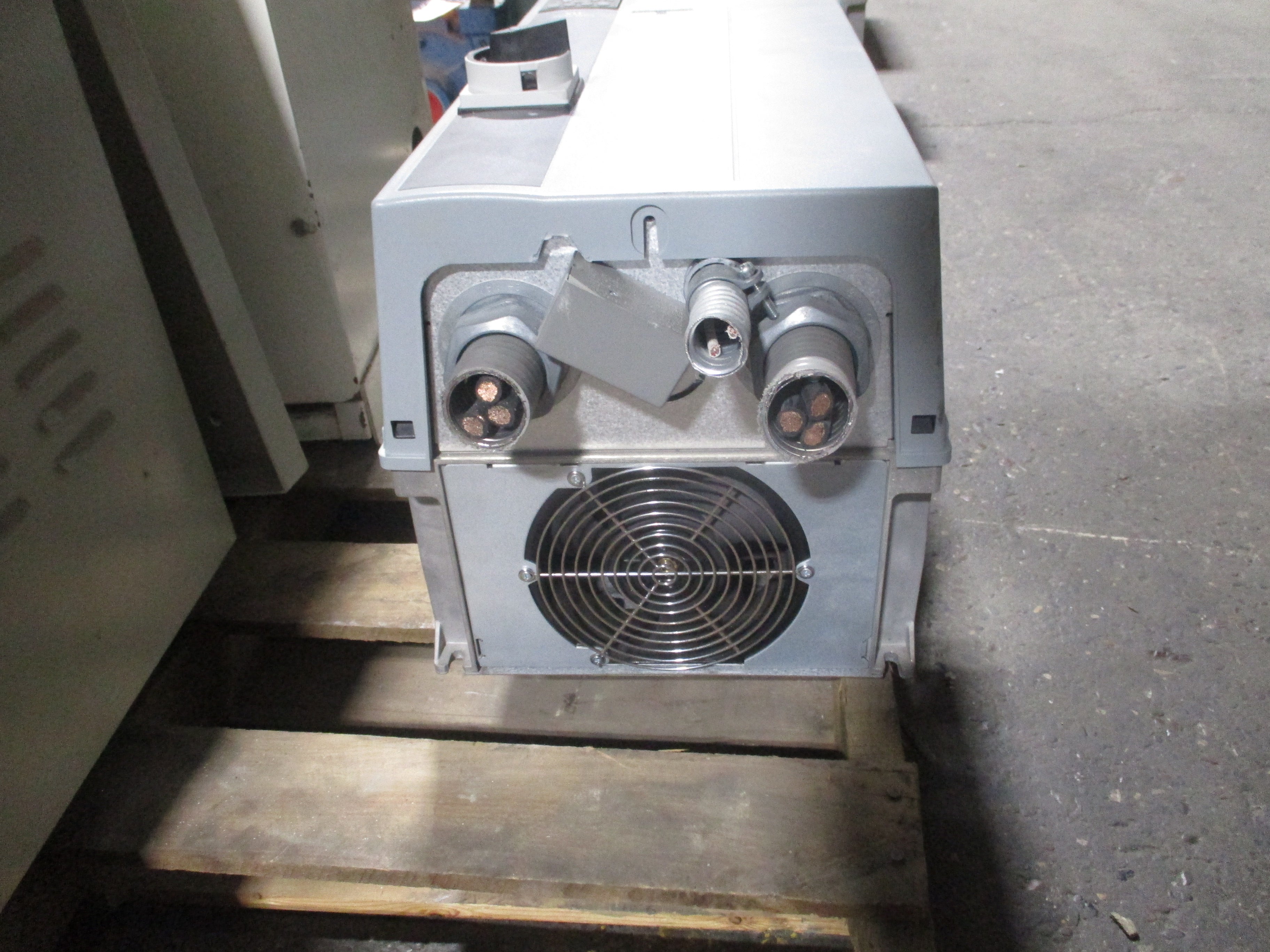 Danfoss VLT AC Drive 131F0740 75HP 3Ph Input: 3x380-480V / 50-60Hz / 95A Output:
